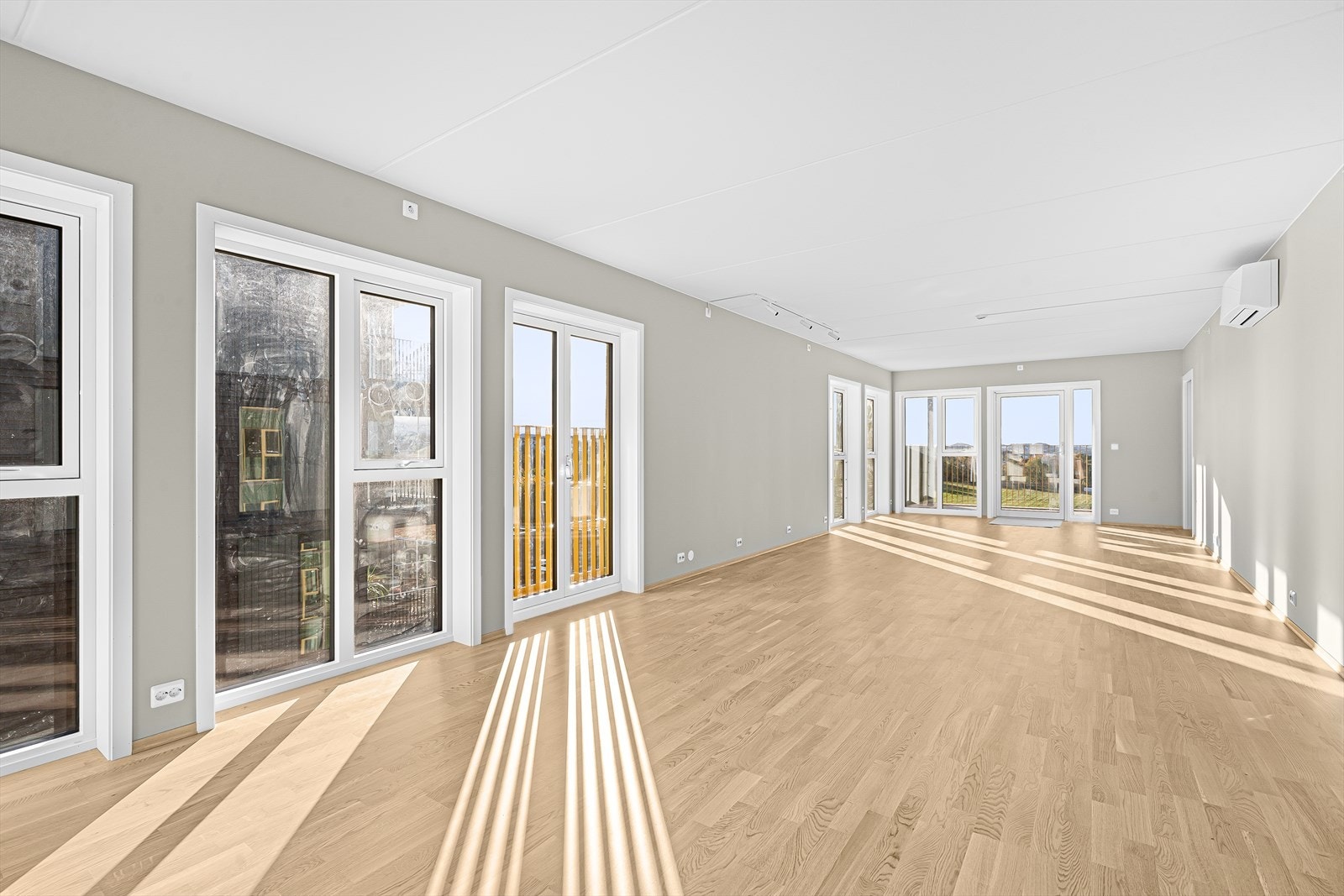 Store og innbydende vinduer som tilfører ekstra lys og åpenthet til leiligheten. Galleribilde