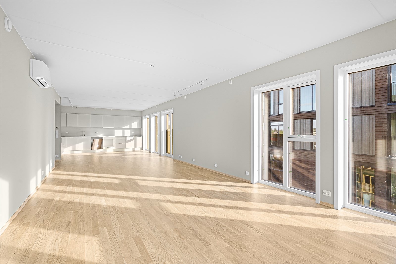 Stor stue og kjøkkenløsning med gode muligheter for innredning. Galleribilde