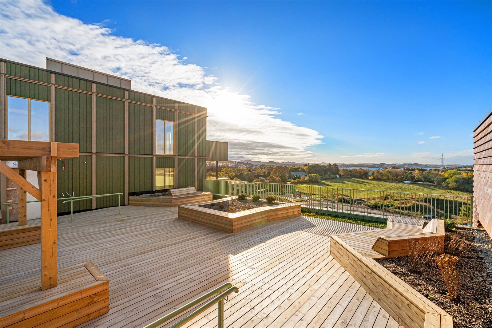 På felles takterrassen kan du sitte og nyte den nydelige utsikten på solskinnsdager. Galleribilde