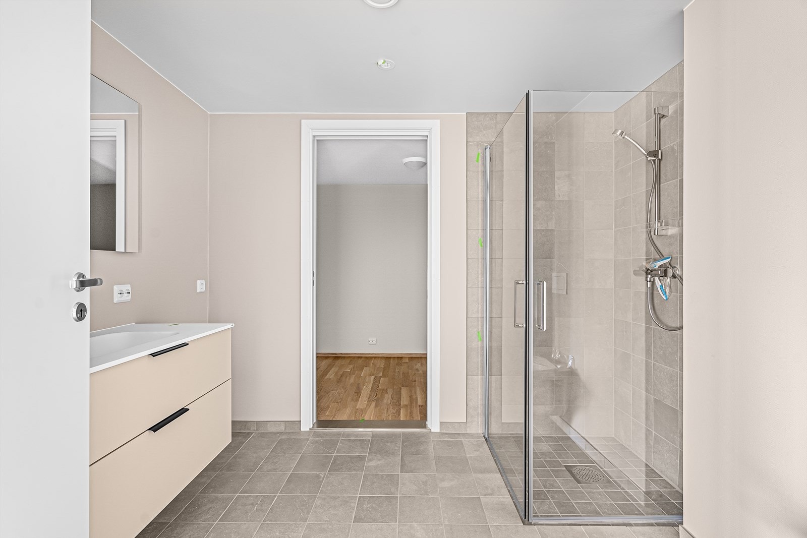 Romslig og modern bad, tilgjenglig fra entre Galleribilde