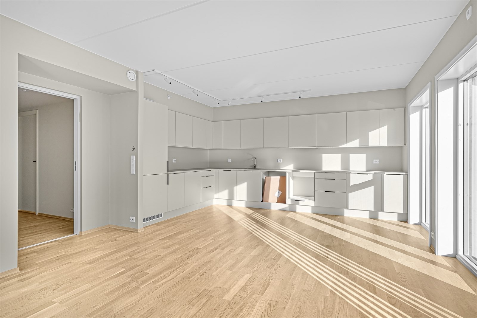 Stilrent kjøkken med delikat innredning og god oppbevaringsplass Galleribilde