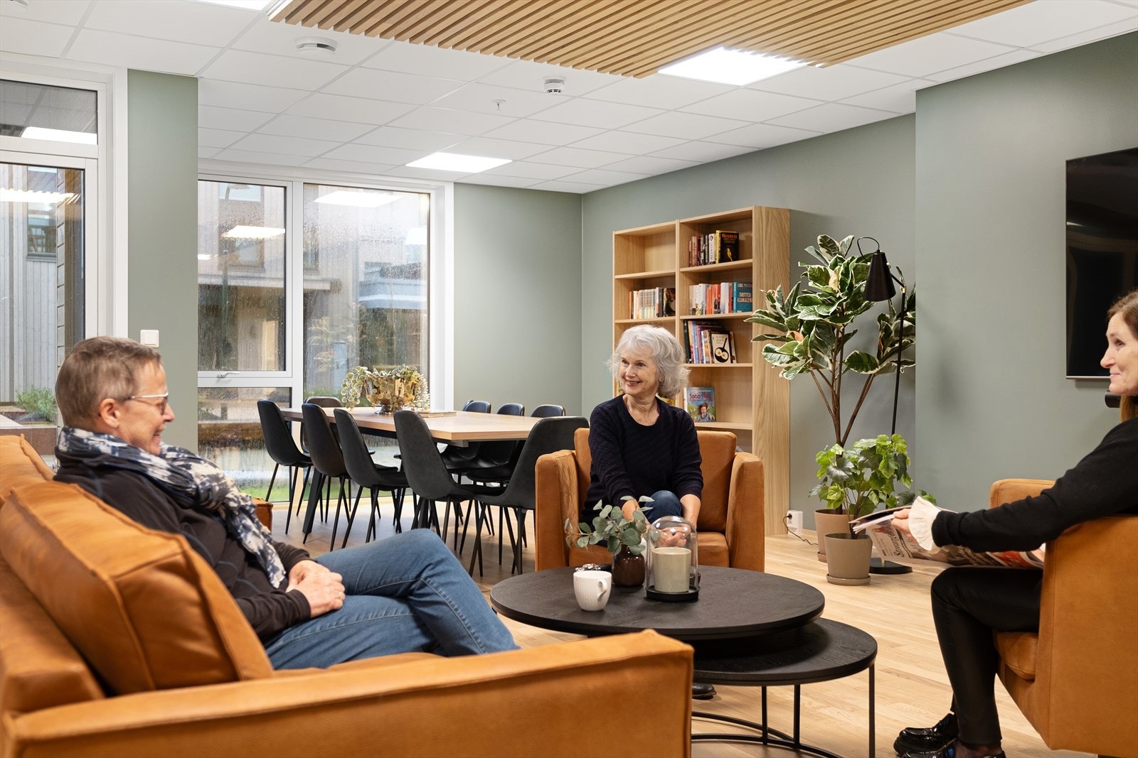 Fellesrommet er en hyggelig møteplass for beboere. En plass der man kan nyte en kopp kaffe sammen og skape et godt fellesskap blant beboere Galleribilde