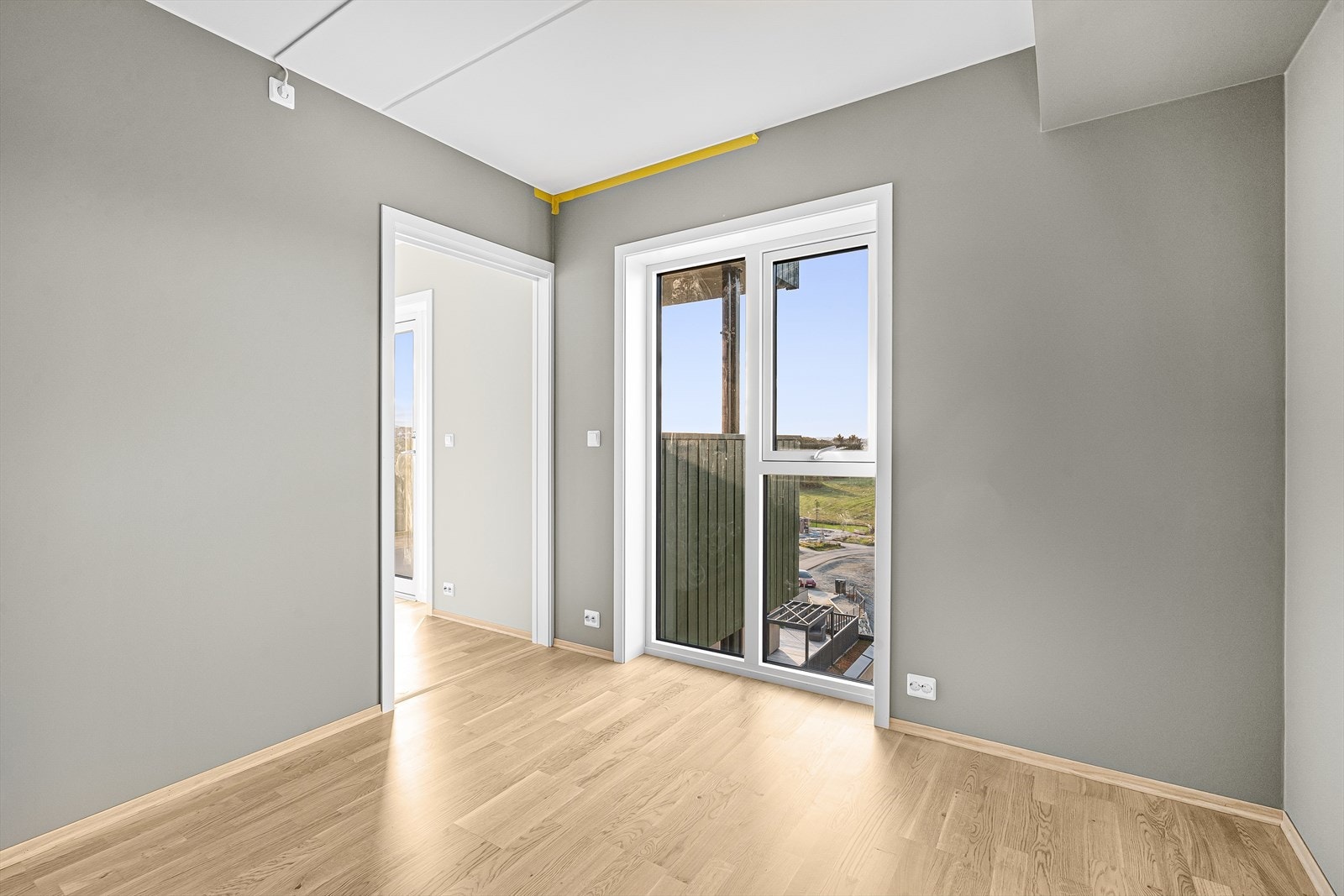 Fra stue inn til soverom 2 eller TV-stue/kontor. Hva enn som passer deg og dine behov. Galleribilde