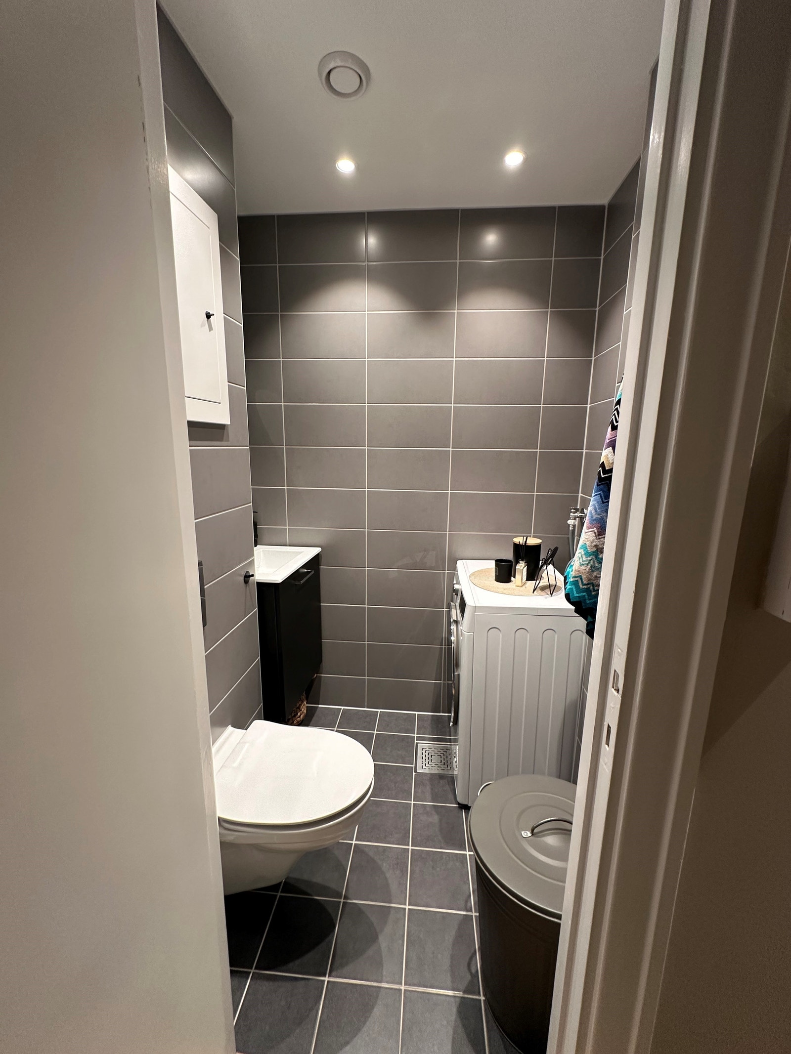 Bad med vaskemaskin og tørketrommel Galleribilde