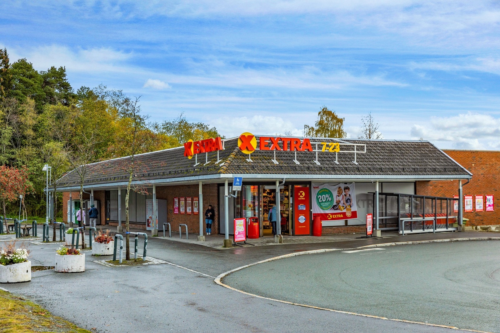 Det er to matbutikker på Flatåsen; Coop Extra og Rema 1000. Begge har åpningstid
fra 7 til 23 på hvedager. Rett ved Coop Extra finner du også en stor Europris-butikk. Galleribilde