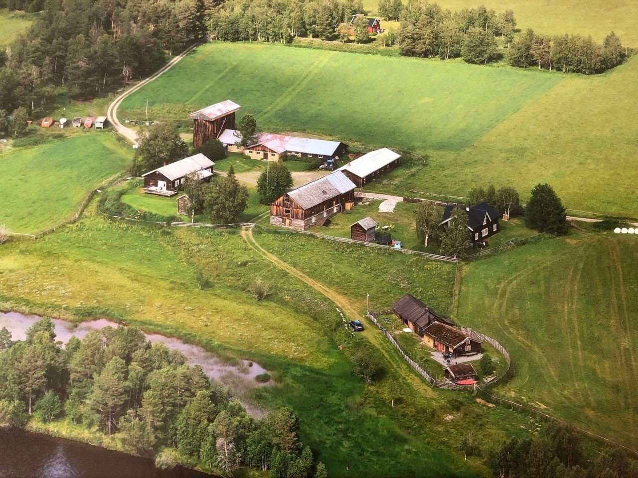 Huset ligger i øvre kant av flyfotoet Galleribilde