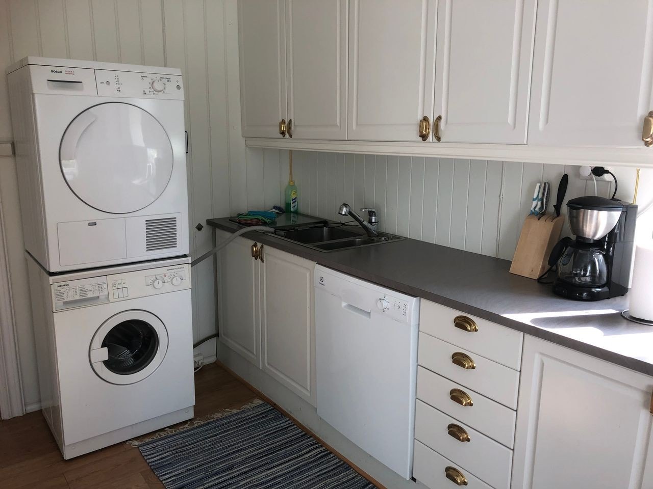 Kjøkkenbenk med vaskemaskin og tørketrommel Galleribilde