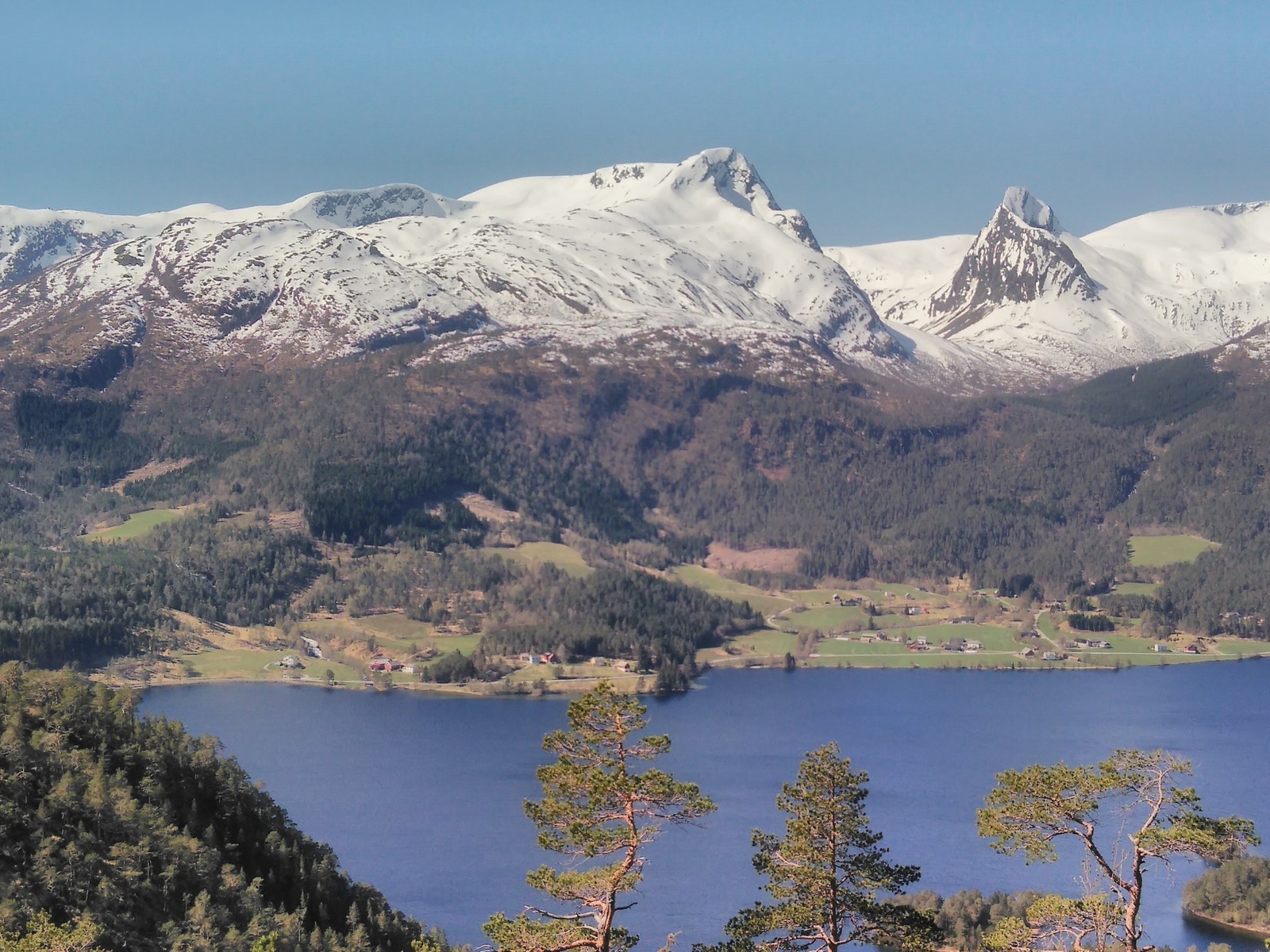 Gardstunet t.v. i biletet Galleribilde