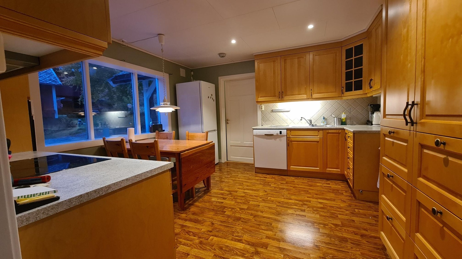 Kjøkeninnreiing frå ca 2005, heiltre bjørk Galleribilde