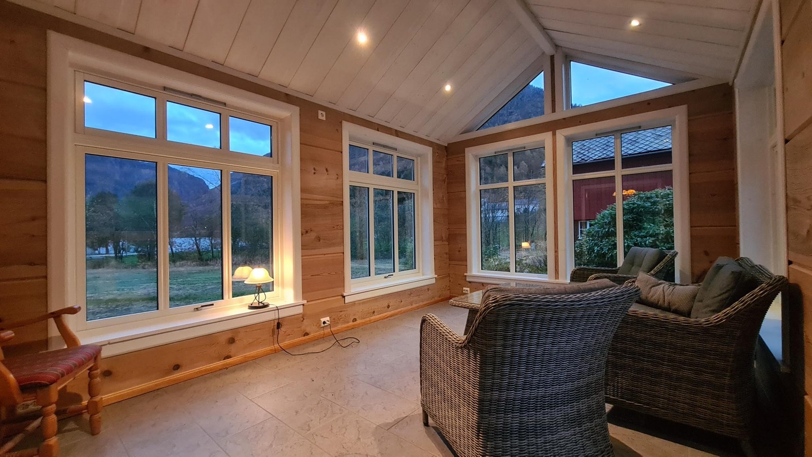 Stemningsfull og lys hagestove med varme i golvet Galleribilde