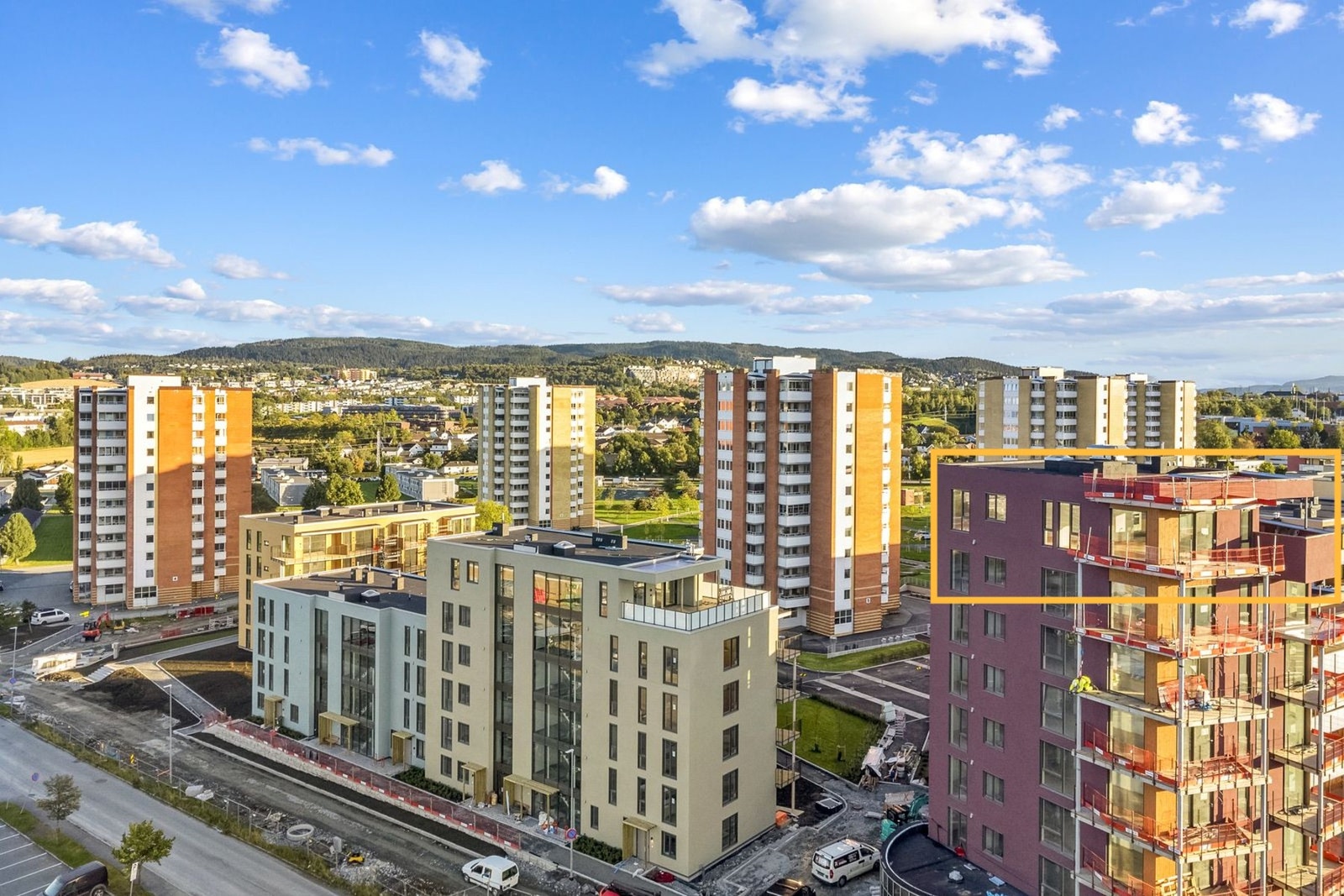 Med sentral beliggenhet på Valentinlyst har prosjektet kort vei til det meste av fasiliteter. Blant annet butikksenter med dagligvarebutikker, apotek, dyrebutikk, legesenter, vinmonopol og café. Galleribilde