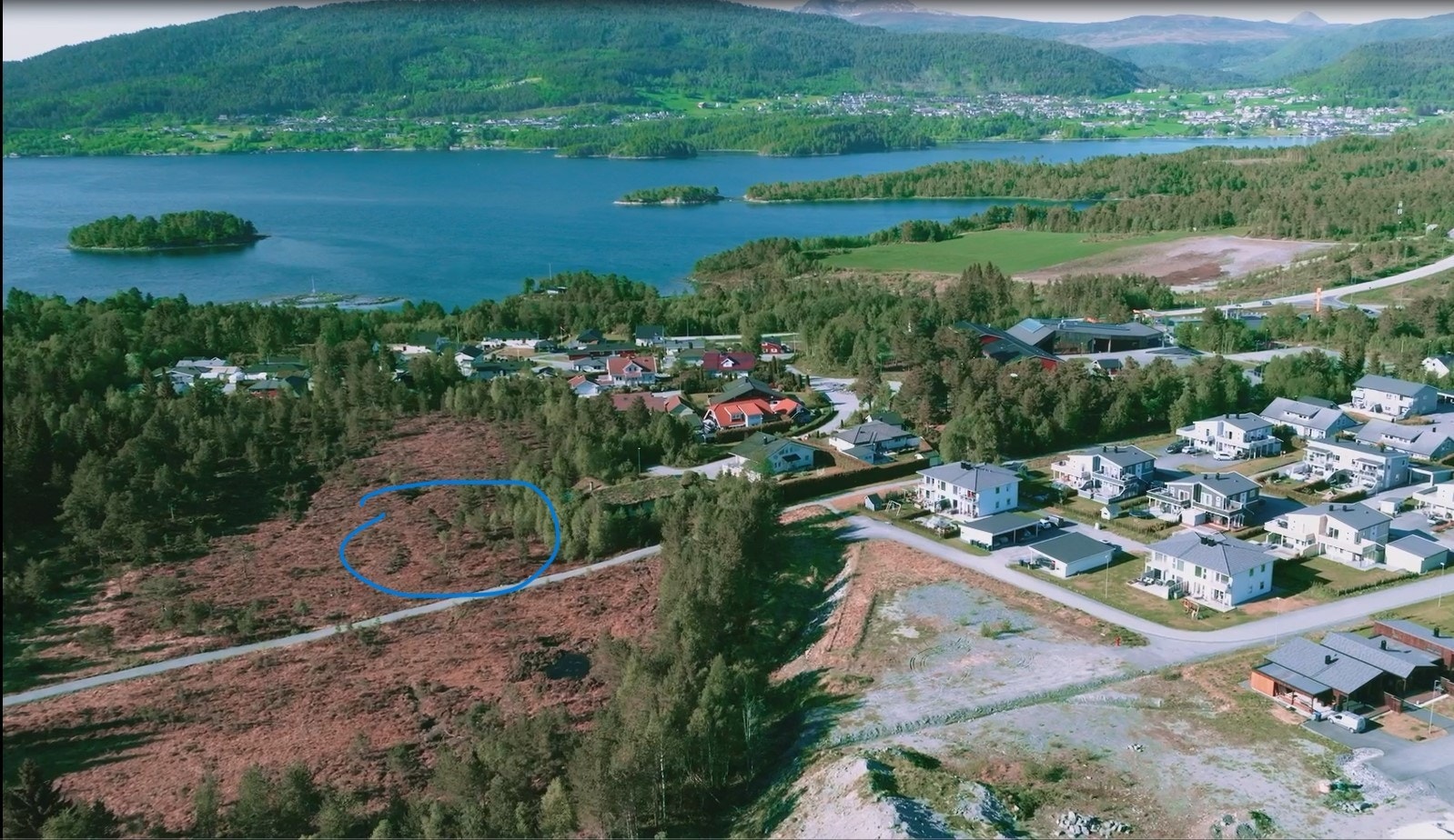 Boligen kommer ca. i blå markering. Bilde mot nord. Galleribilde