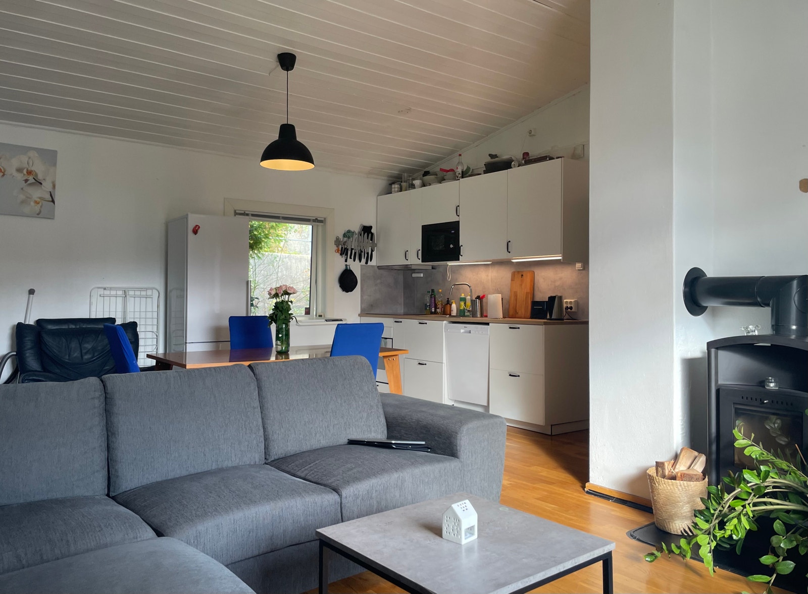 Stor sofa og vedovn. Galleribilde