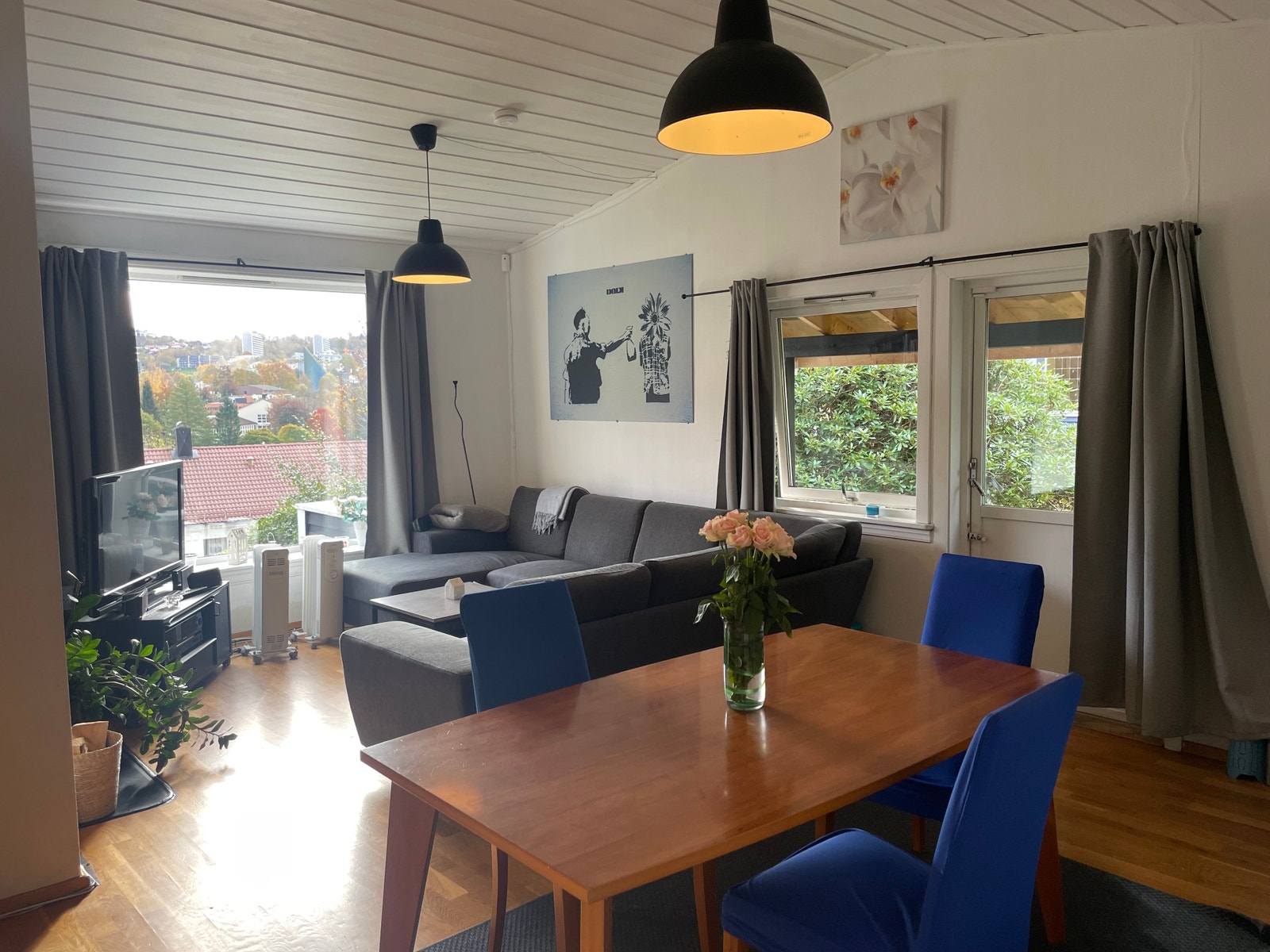 Stue med åpen kjøkkenløsning. Galleribilde