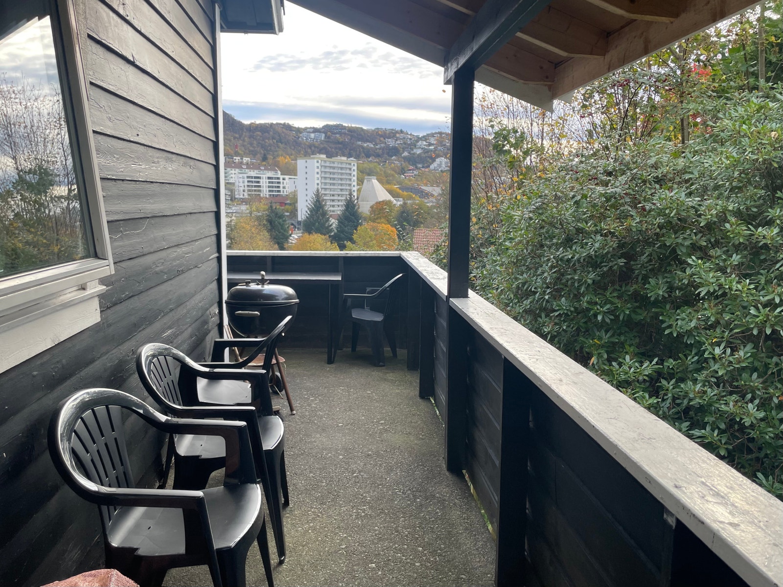 Solfylt altan med grill og overbygg. Galleribilde