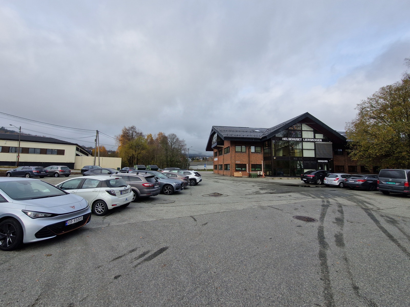 Helsehuset Lierskogen sett fra Mekonomen Galleribilde