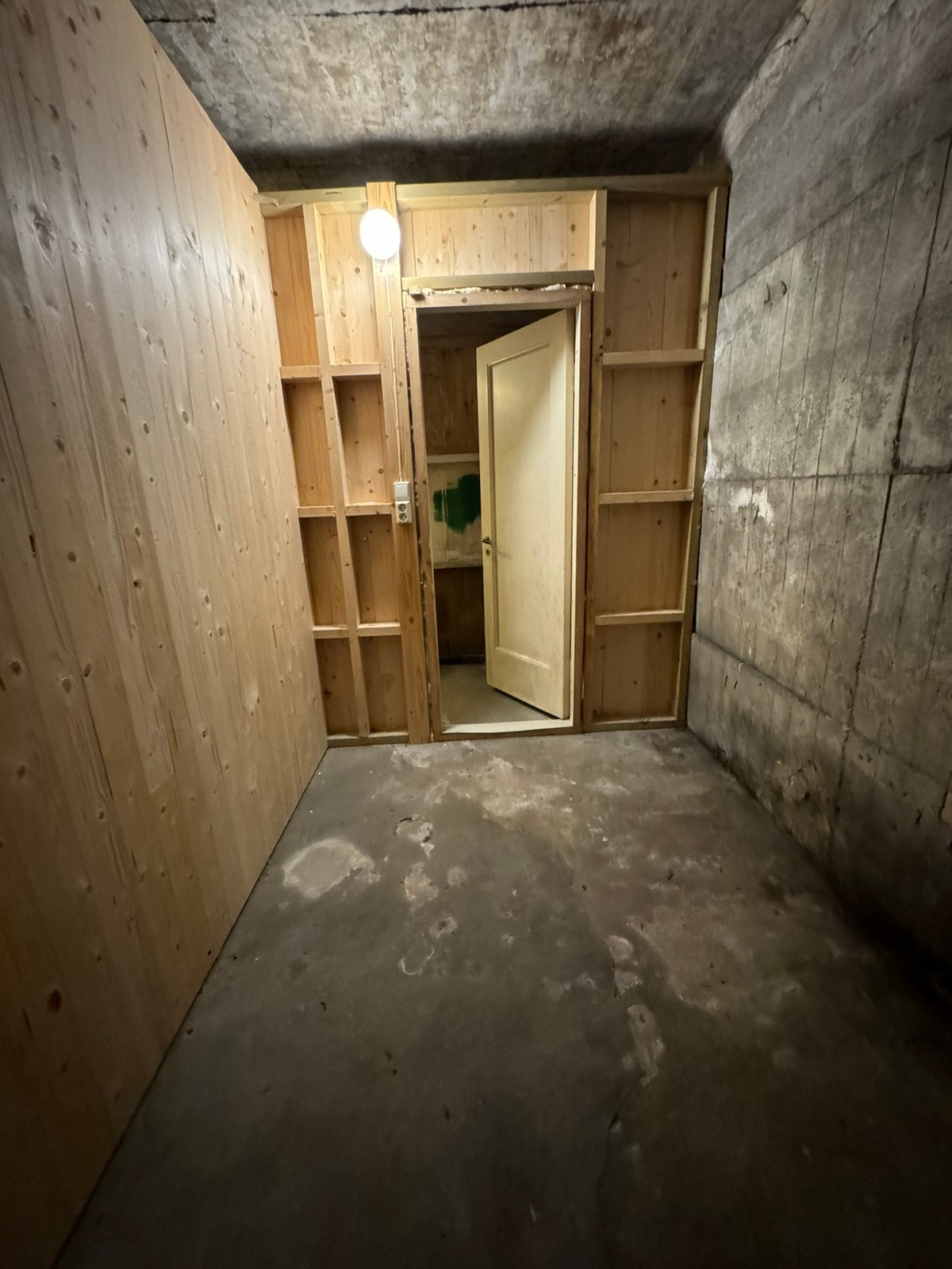 Romslig kjellerbod med lys og stikk kontakt følger med Galleribilde