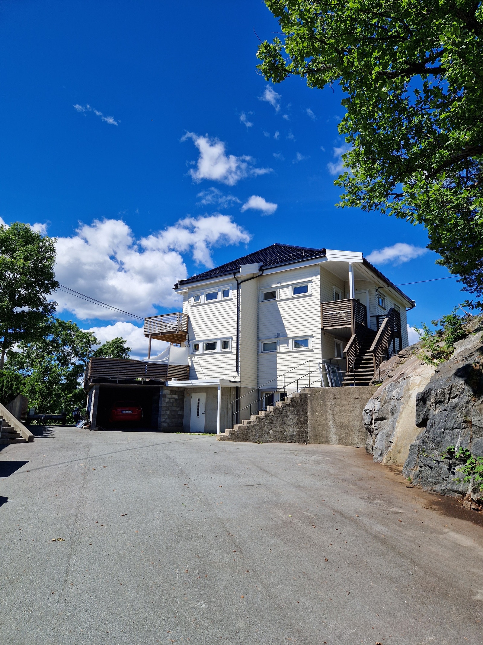 Fasade med biloppstillingsplass. Galleribilde