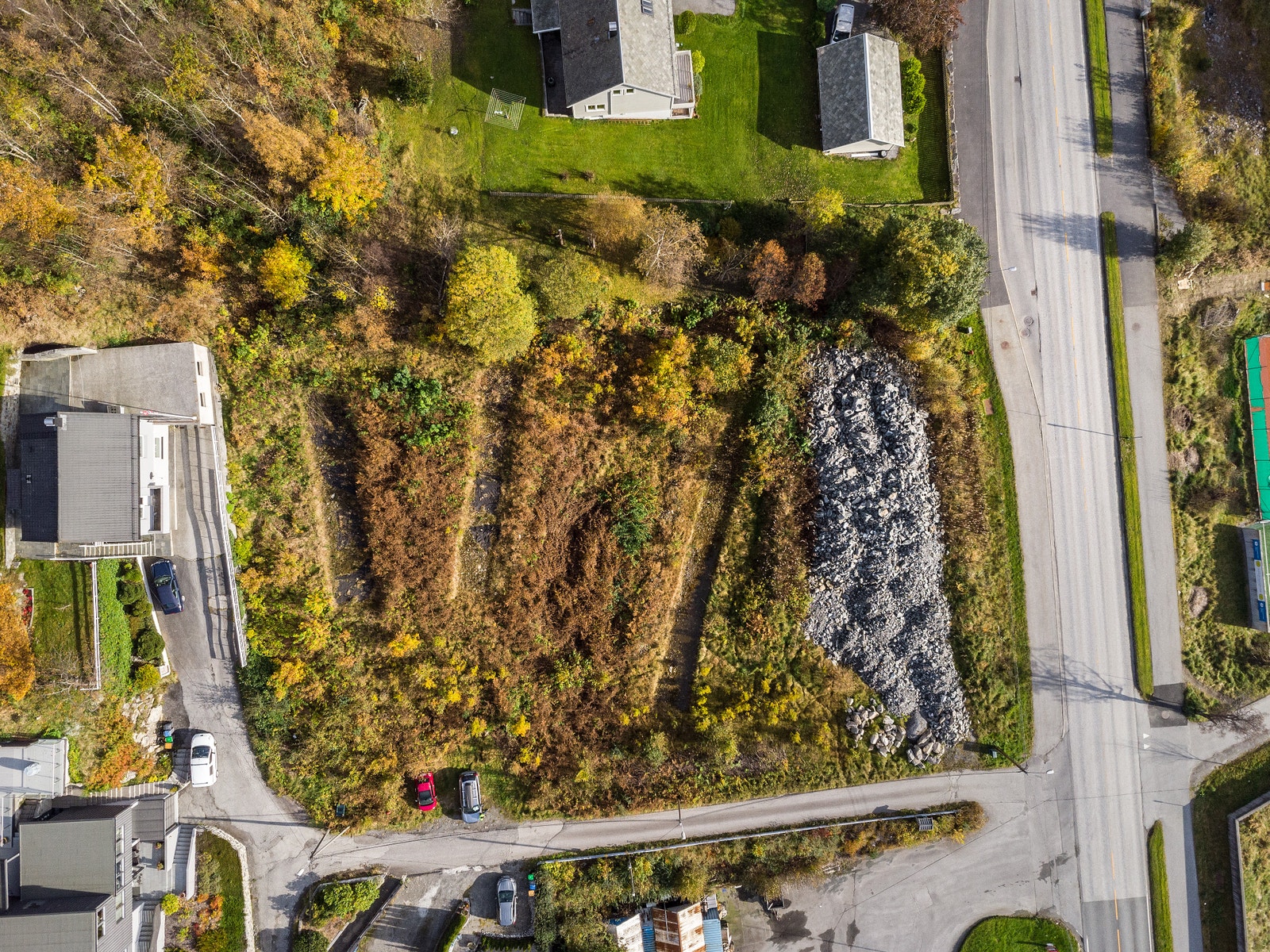Tomten ligger fint til med gode utsiktsforhold. Midt mellom Moa og Ålesund Galleribilde