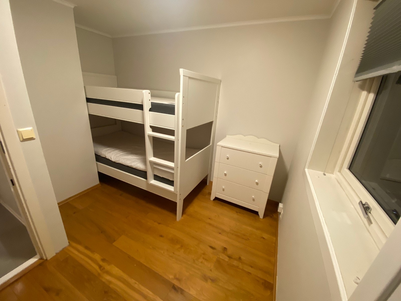 Soverom 7,5 kvm med køyeseng og gode Jensen madrasser. Plass til en liten skrivepult. Galleribilde