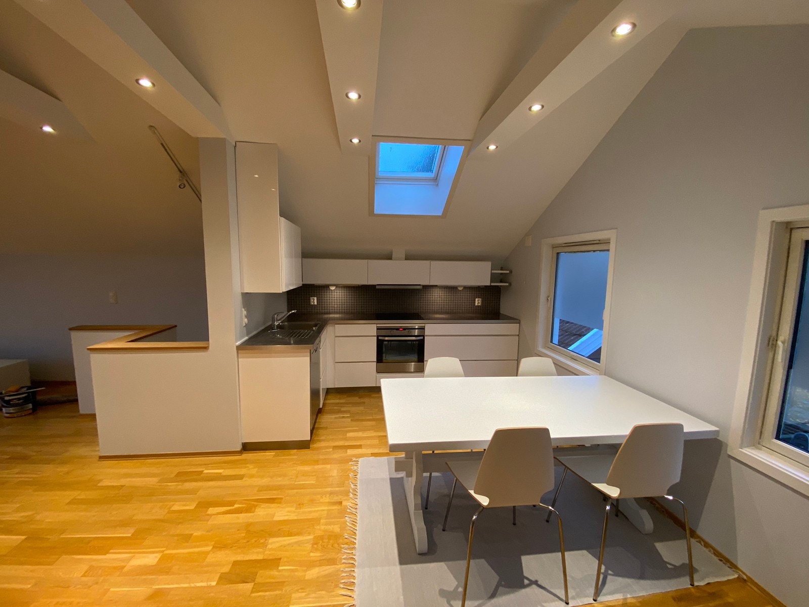 Utstyrt kjøkken med spiseplass Galleribilde