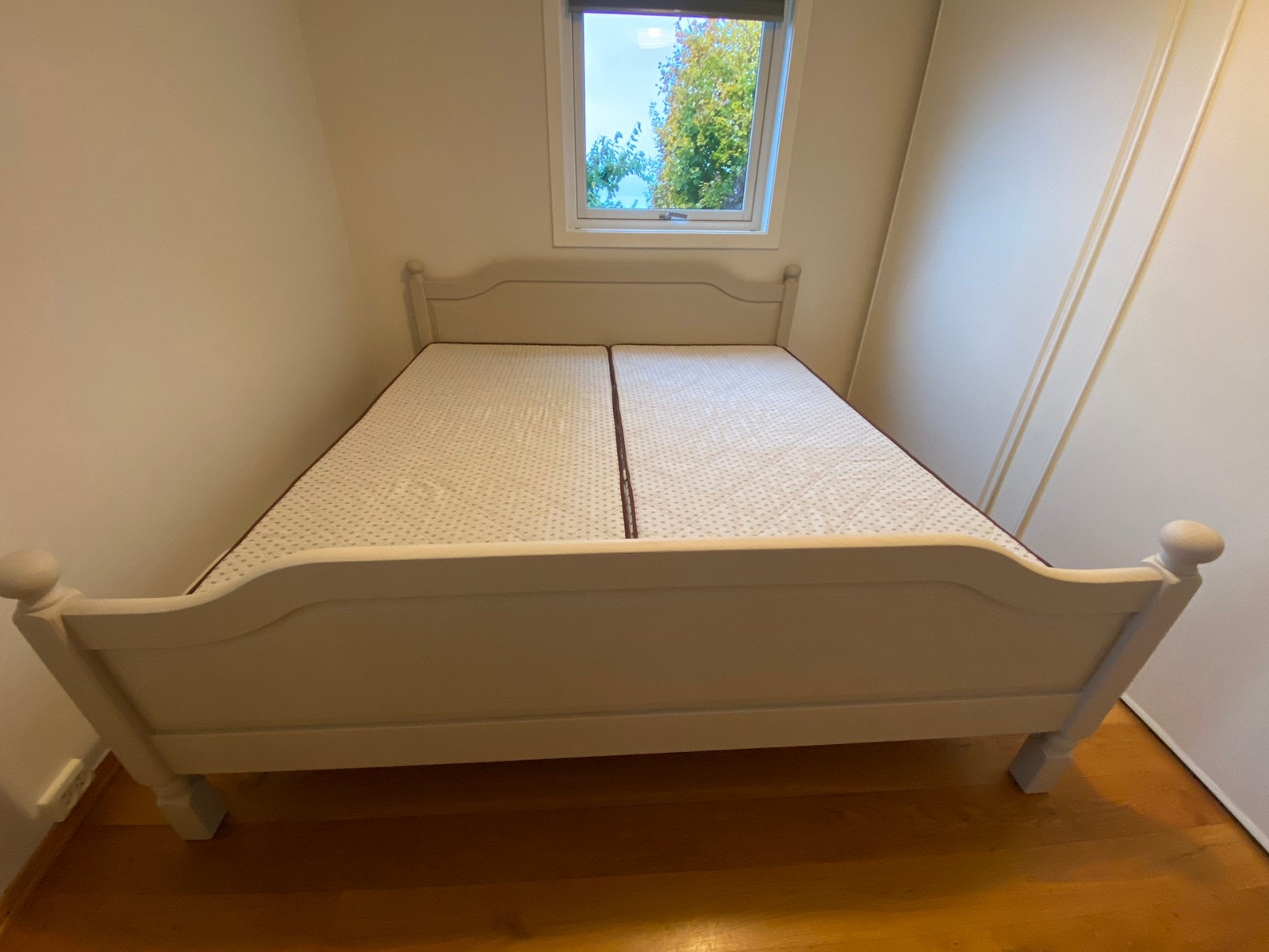 180 x 200 seng og garderobeskap Galleribilde