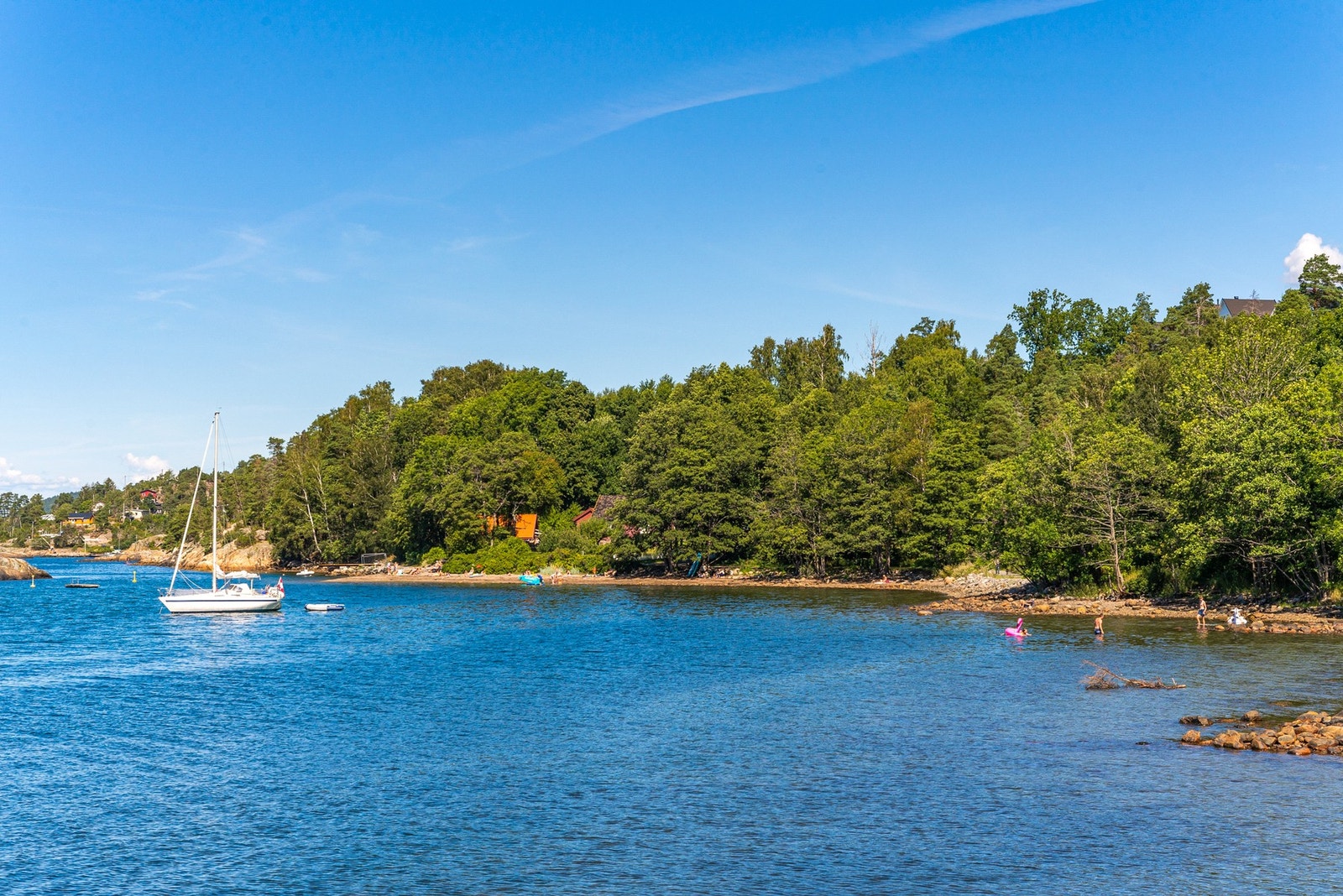 Her vil du få sjø og strand få skritt fra leiligheten Galleribilde