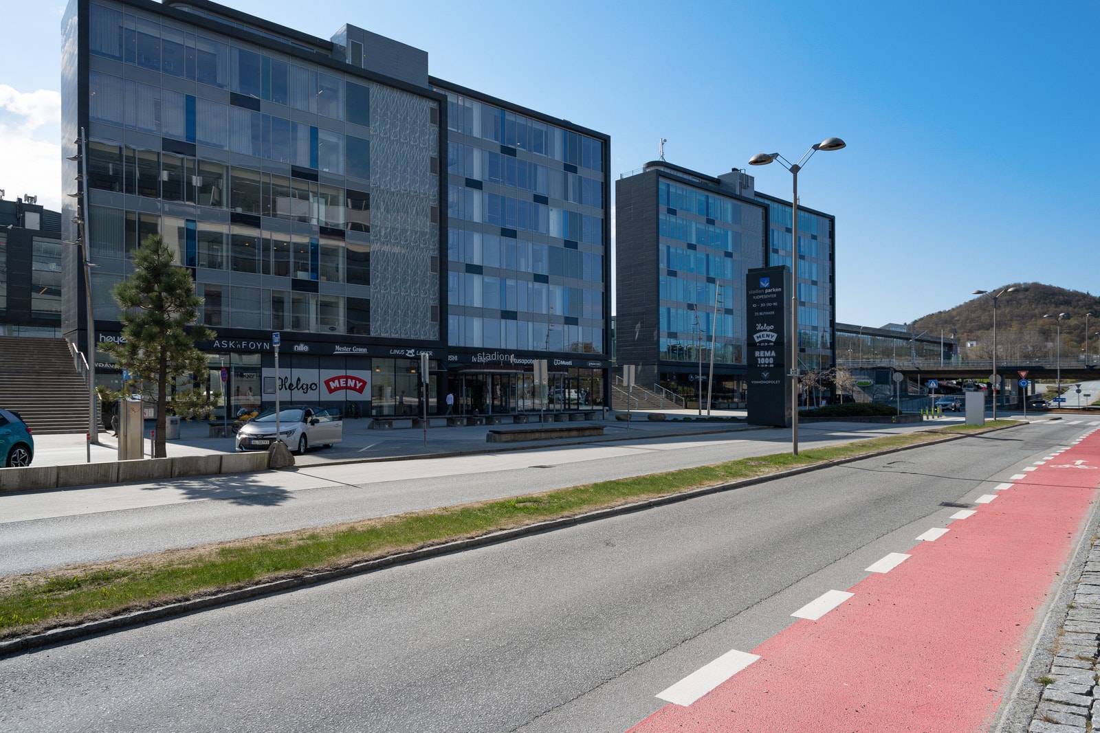 Stadionparken kjøpesenter ligger noen få minutters gangavstand fra leiligheten Galleribilde