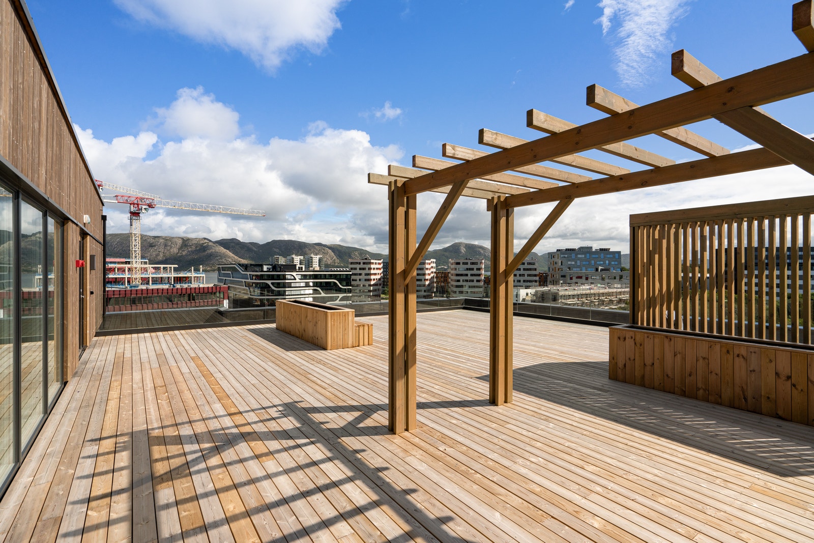 Bildet er hentet fra tilsvarende takterrasse som er ferdigstilt i byggetrinn 1 - Det tas forbehold om at bildet kun er ment til orientering og vil avvike fra faktisk leveranse for trinn 2. Galleribilde