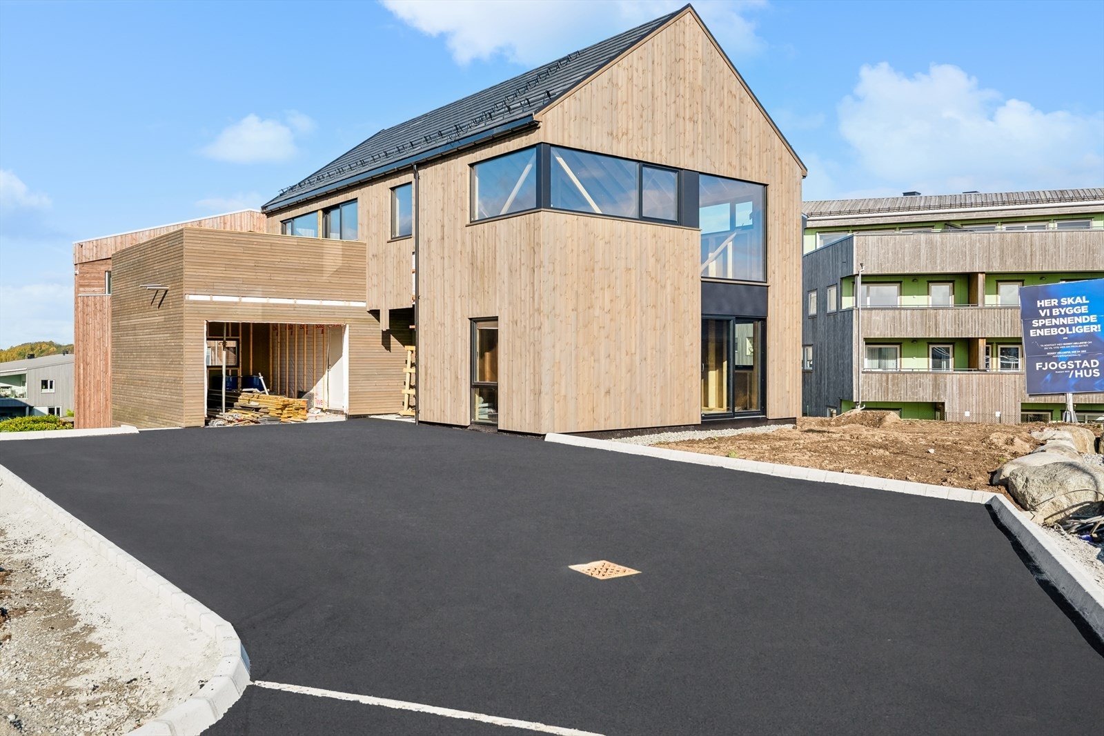 God plass til parkering i eget gårdsrom. Galleribilde