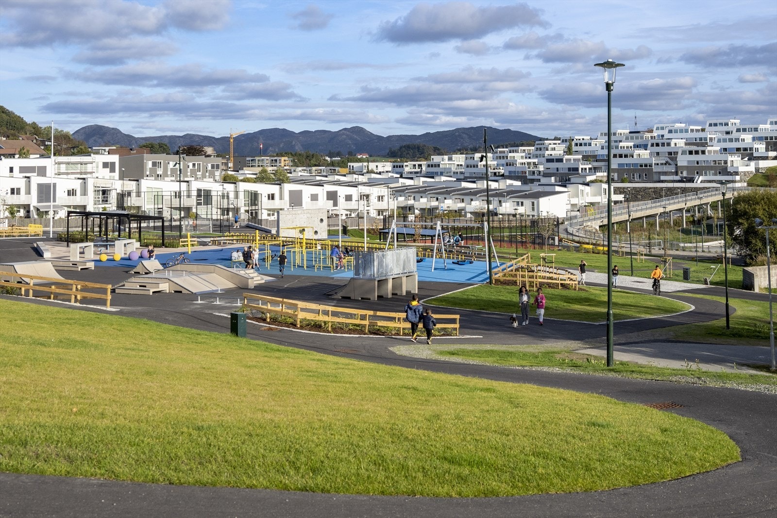 Området nedenfor Kjerrberget Ungdomsskole er en populær samlingsplass Galleribilde