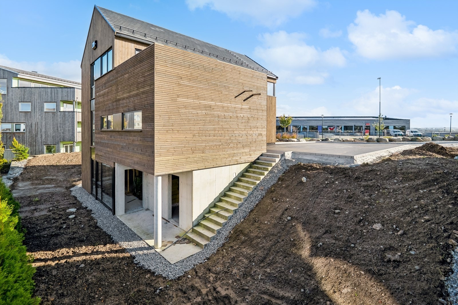 Boligen går over 3 etasjer, med mulighet for å etablere hybel i underetasjen. Galleribilde