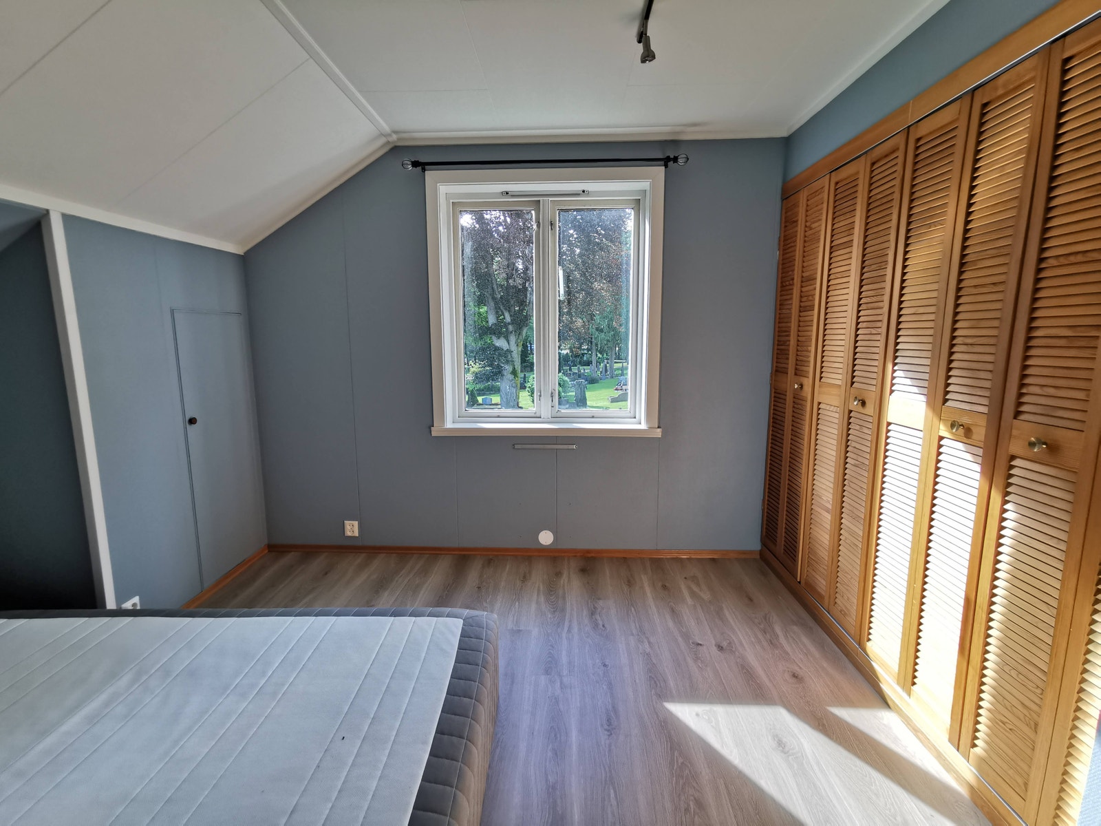 Soverommet er vendt mot Rømers vei og kirkegården. Galleribilde