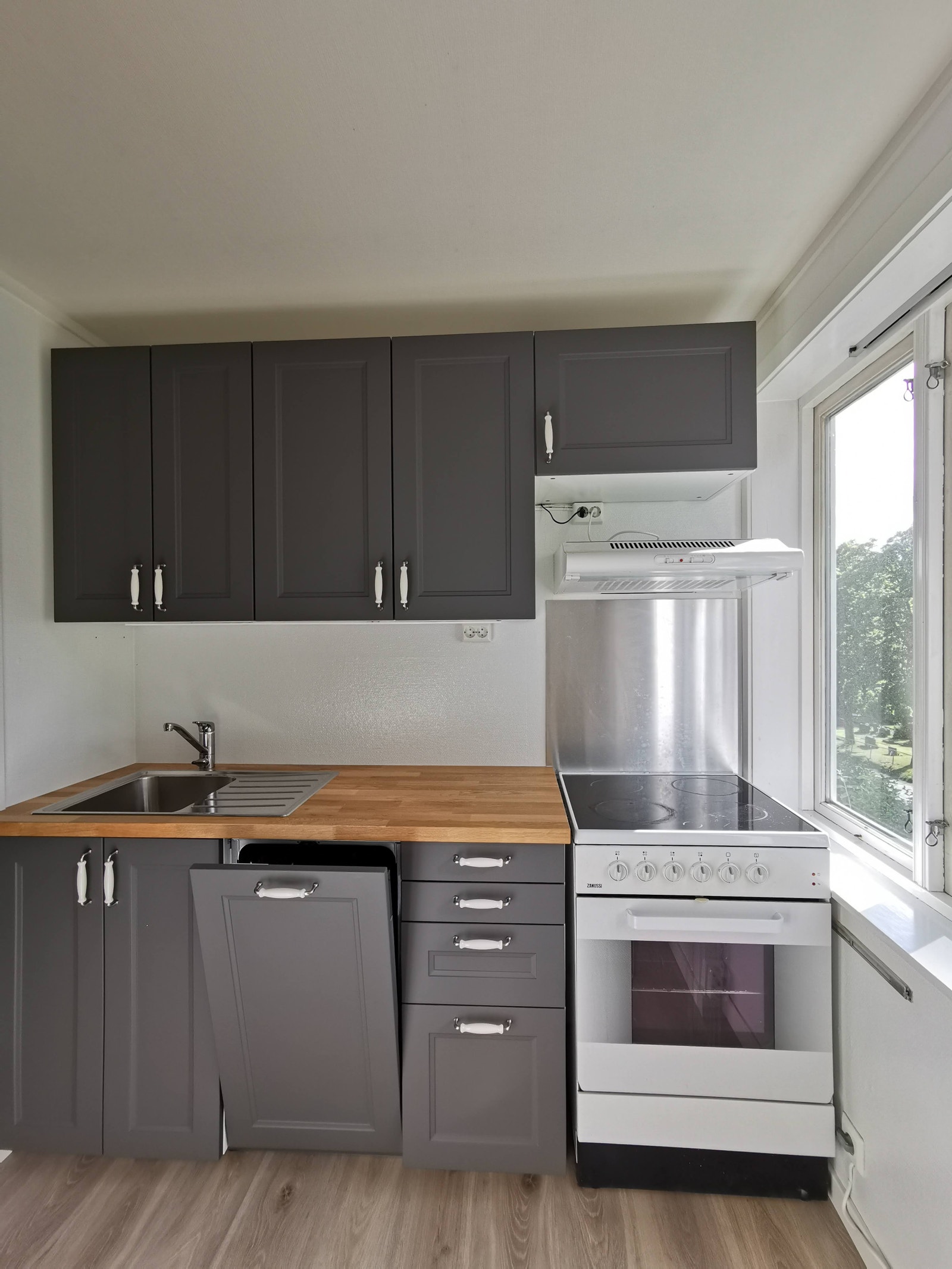 Nytt kjøkken fra 2020, med kjøleskap, oppvaskmaskin og komfyr (dagens komfyr er i børstet stål). Galleribilde