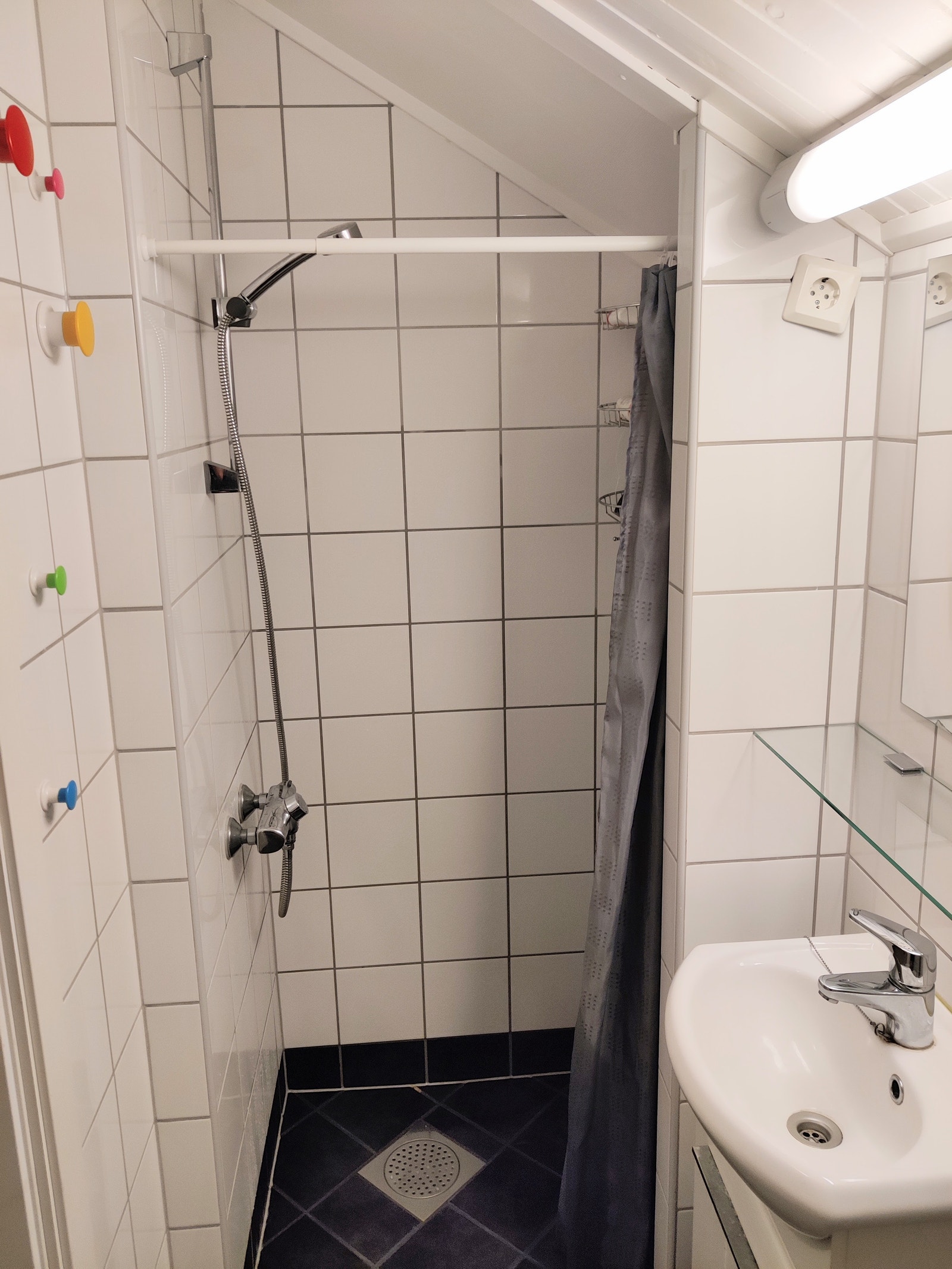 Enkelt bad med WC, vask, speilskap og dusj. Galleribilde