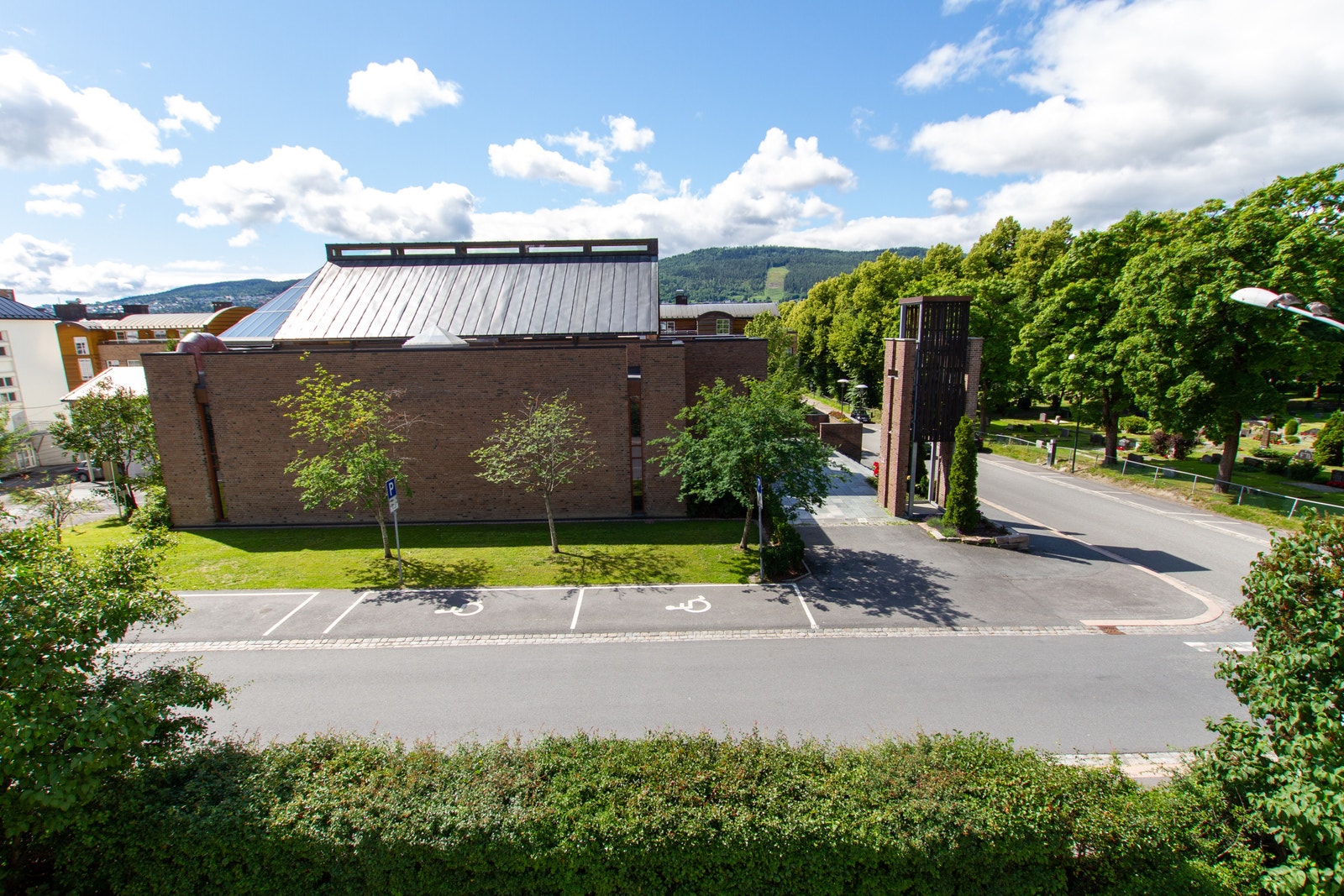 Utsikt fra stua. Herfra er det kort vei til sentrum med kaféer, restauranter, utesteder, kino, teater, bibliotek, konsertscener etc. Galleribilde