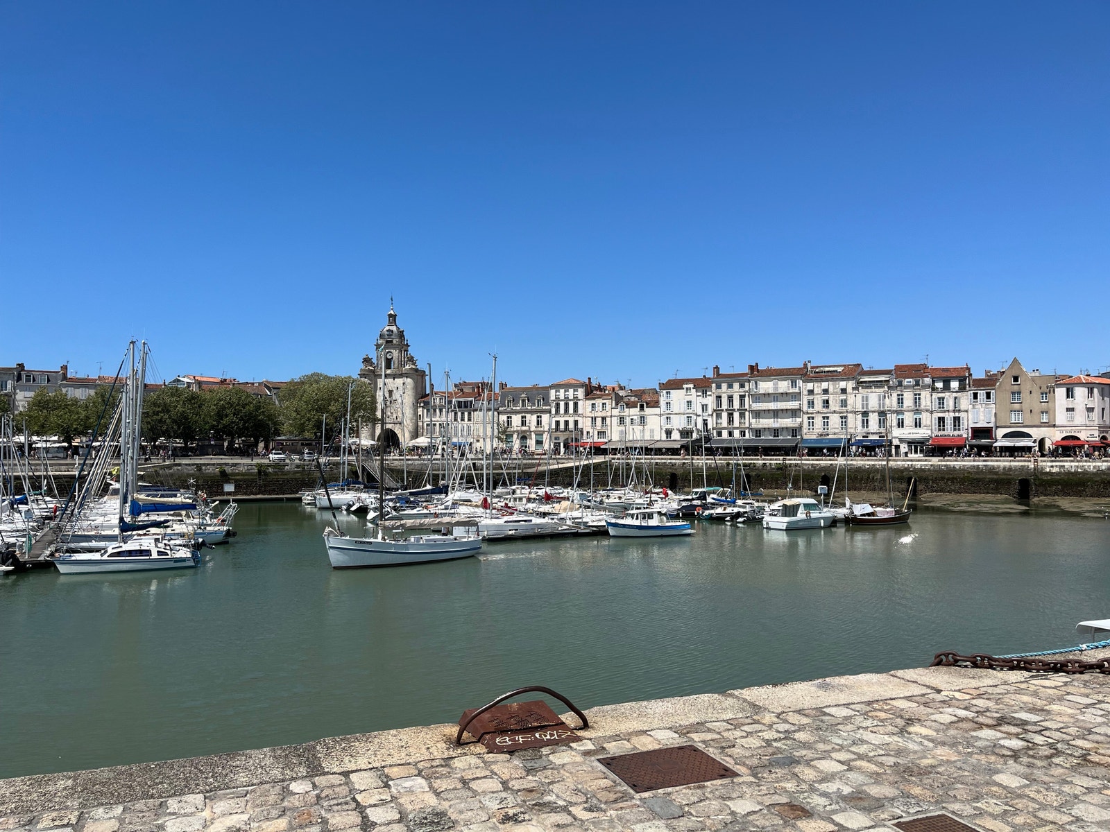La Rochelle er en time og femten minutters kjøretur fra eiendommen Galleribilde