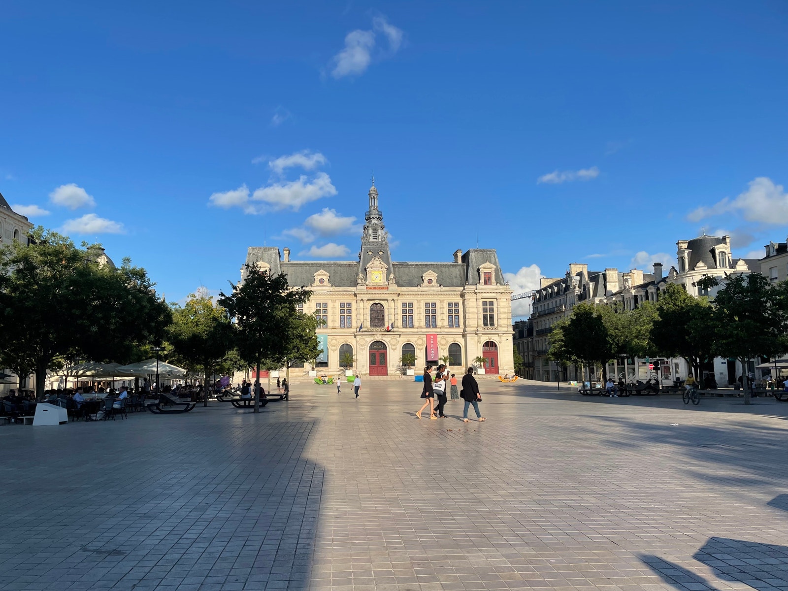Poitiers er regionhovedstad og 30 minutters kjøretur unna, en historisk universitetsby med hyggelige gågater, butikker, restauranter og historiske bygninger. Galleribilde