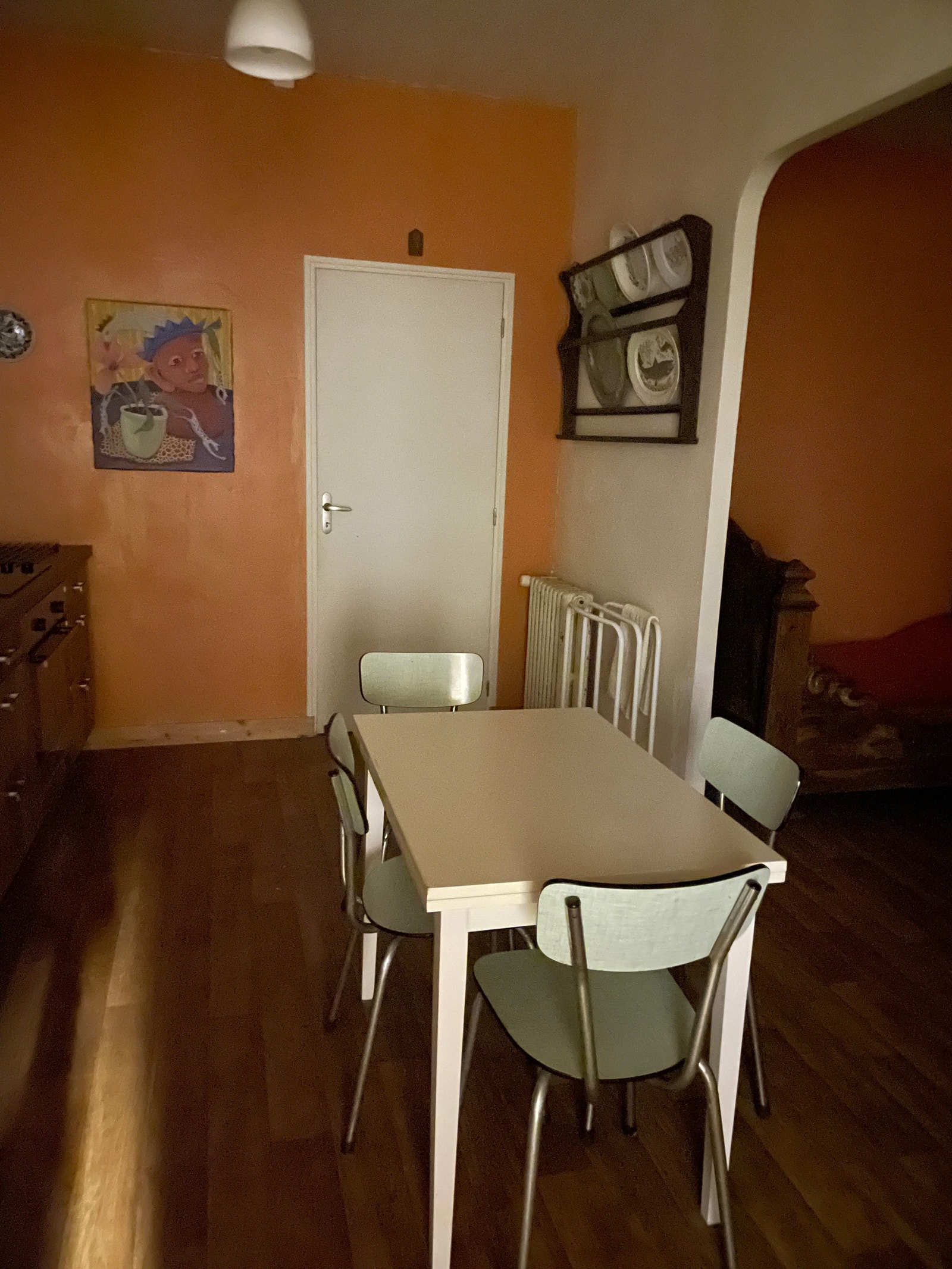 I første etasje, med egen inngang fra gaten og indre inngang fra garasjen ligger studio med kjøkken og to senger/soveplass og eget bad Galleribilde