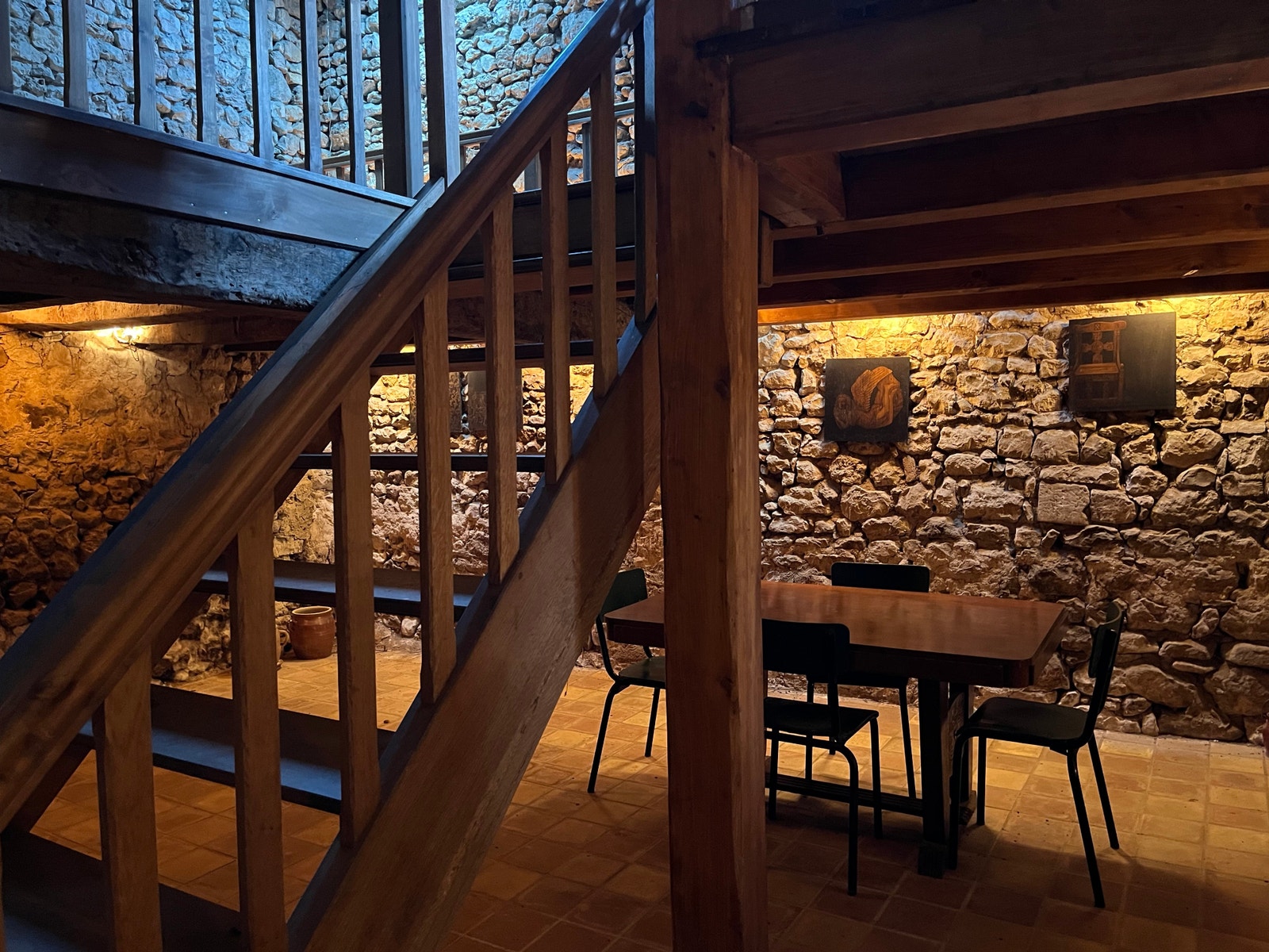 Det er bygget egen trapp og pusset opp av dyktige håndverkere. Galleribilde