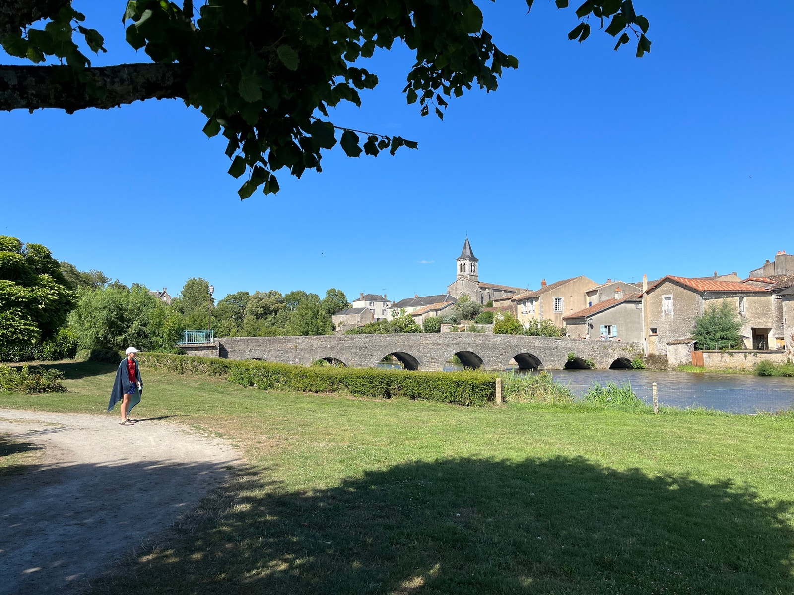 Eiendommen ligger i landsbyen Sanxay, en historisk by med bosetting fra romertiden Galleribilde