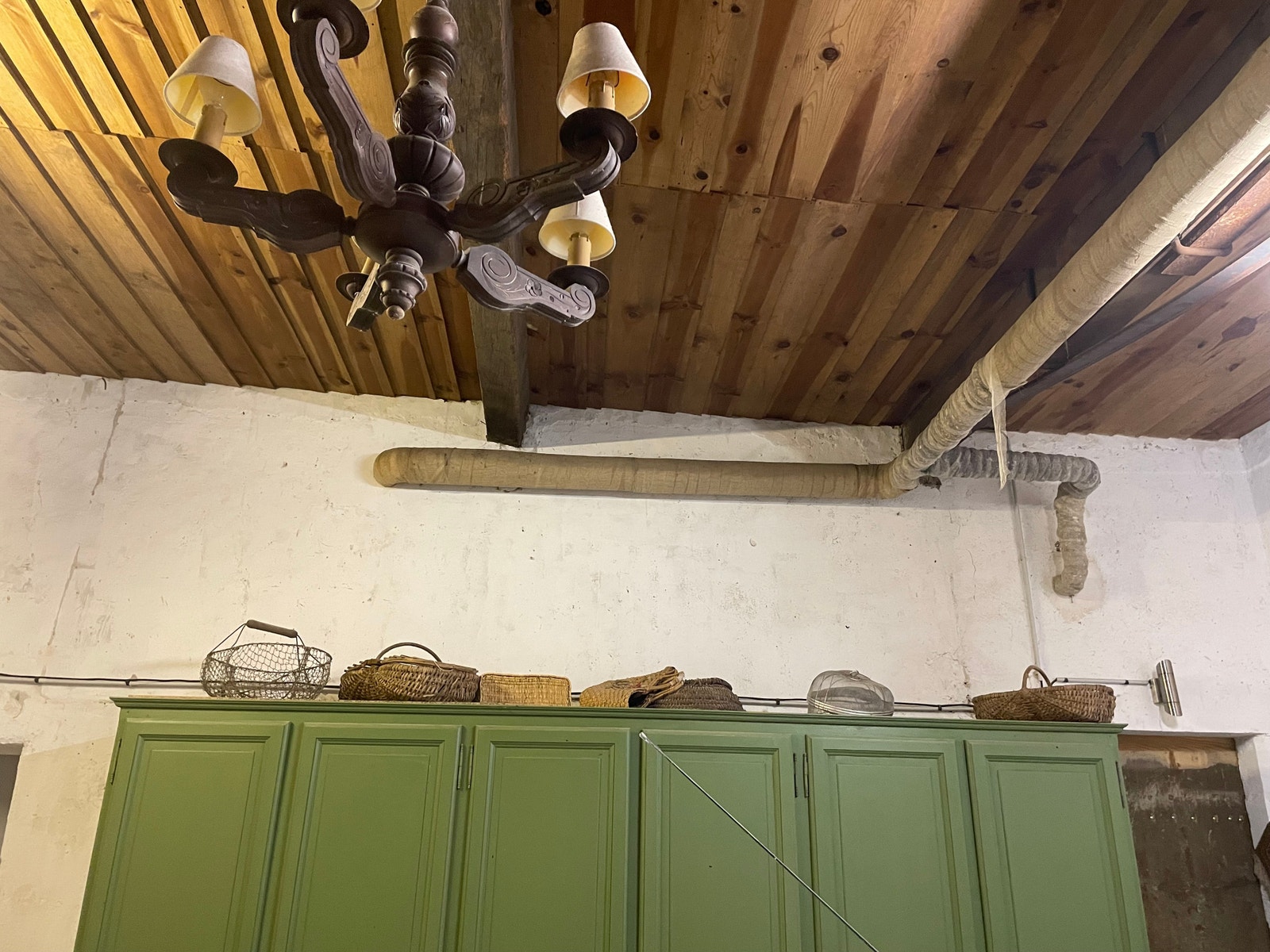 Garasjen har originalt tak og det er snekret flotte skap til oppbevaring Galleribilde