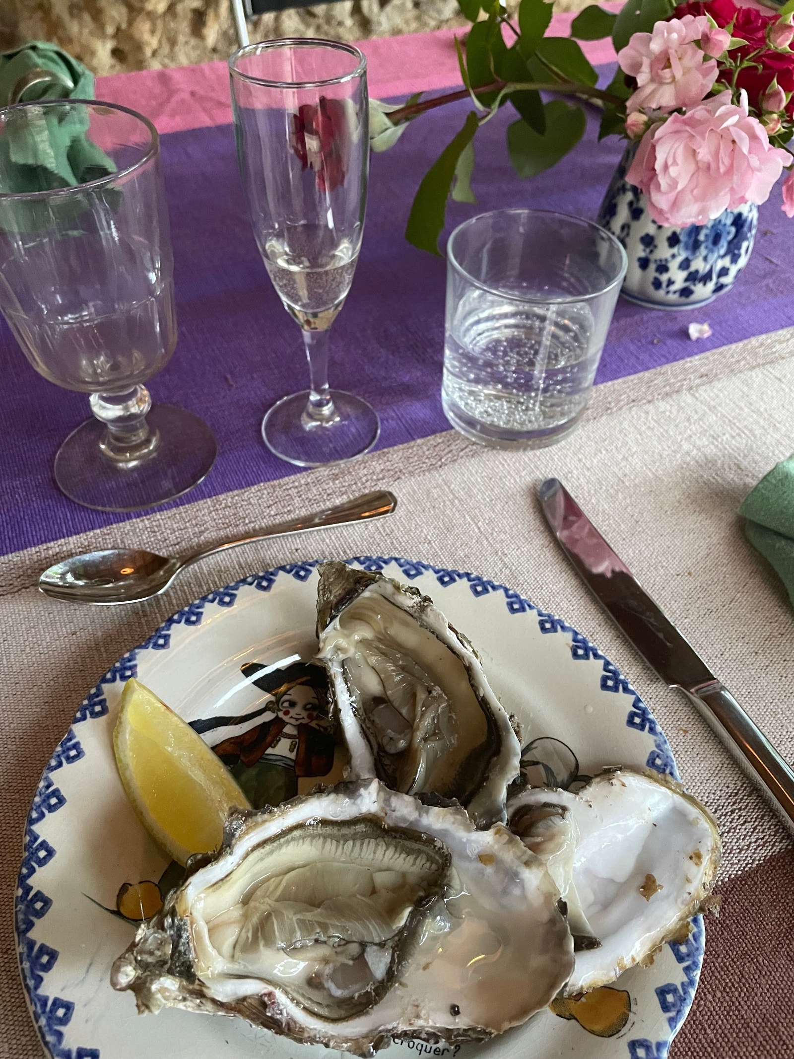 Huset innbyr til matlaging og hyggelig samvær med familie og venner, mat fra regionen er blant annet østers fra Atlanterhavskysten og chevre. Galleribilde