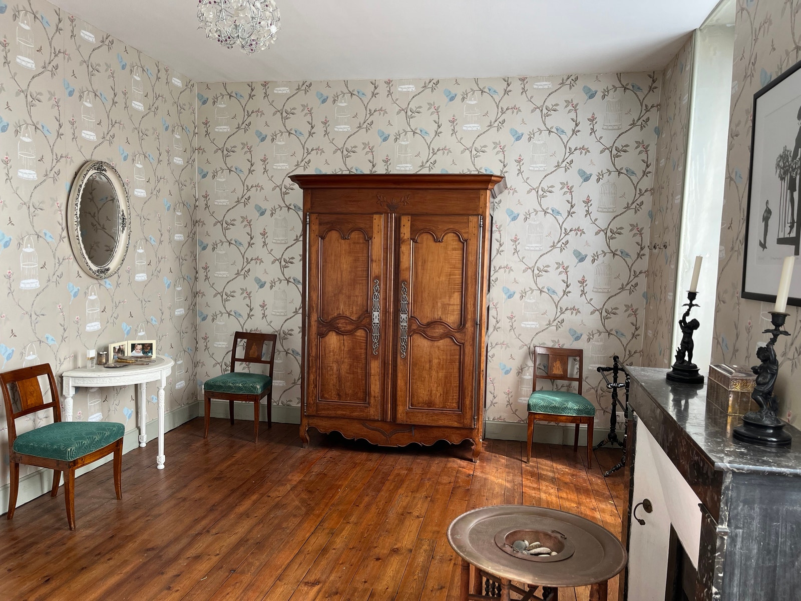 Antikt skap i edeltre i master bedroom og originale gulv i edeltre Galleribilde