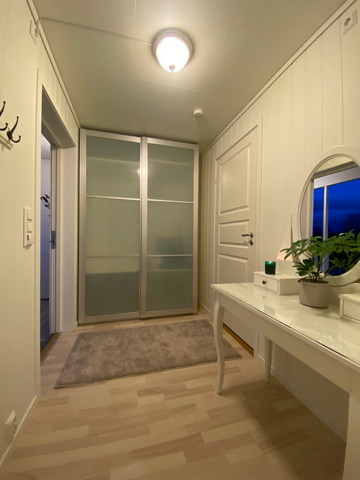 Gangen. Kagger på vegg, i tillegg til garderoben. Galleribilde