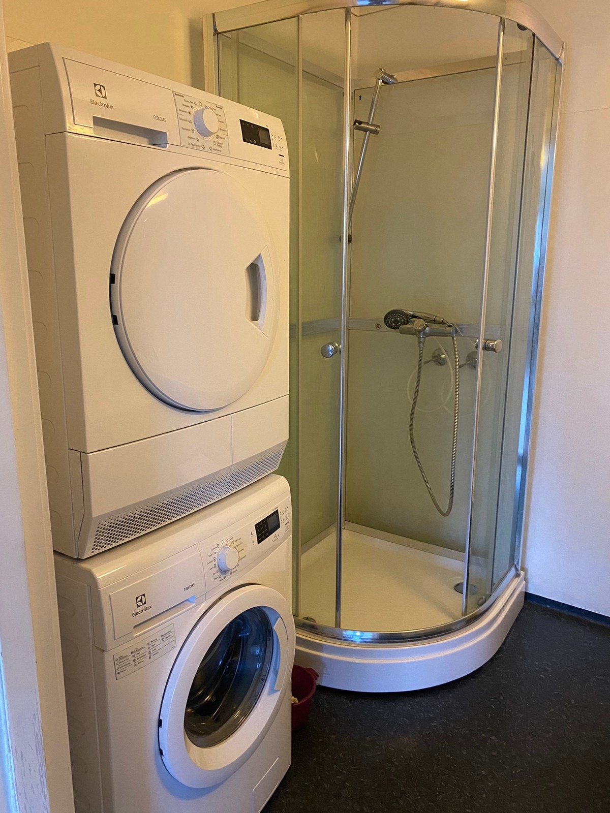 Bad/vaskerom. Vaskemaskin og tørketrommel er inkludert. Galleribilde