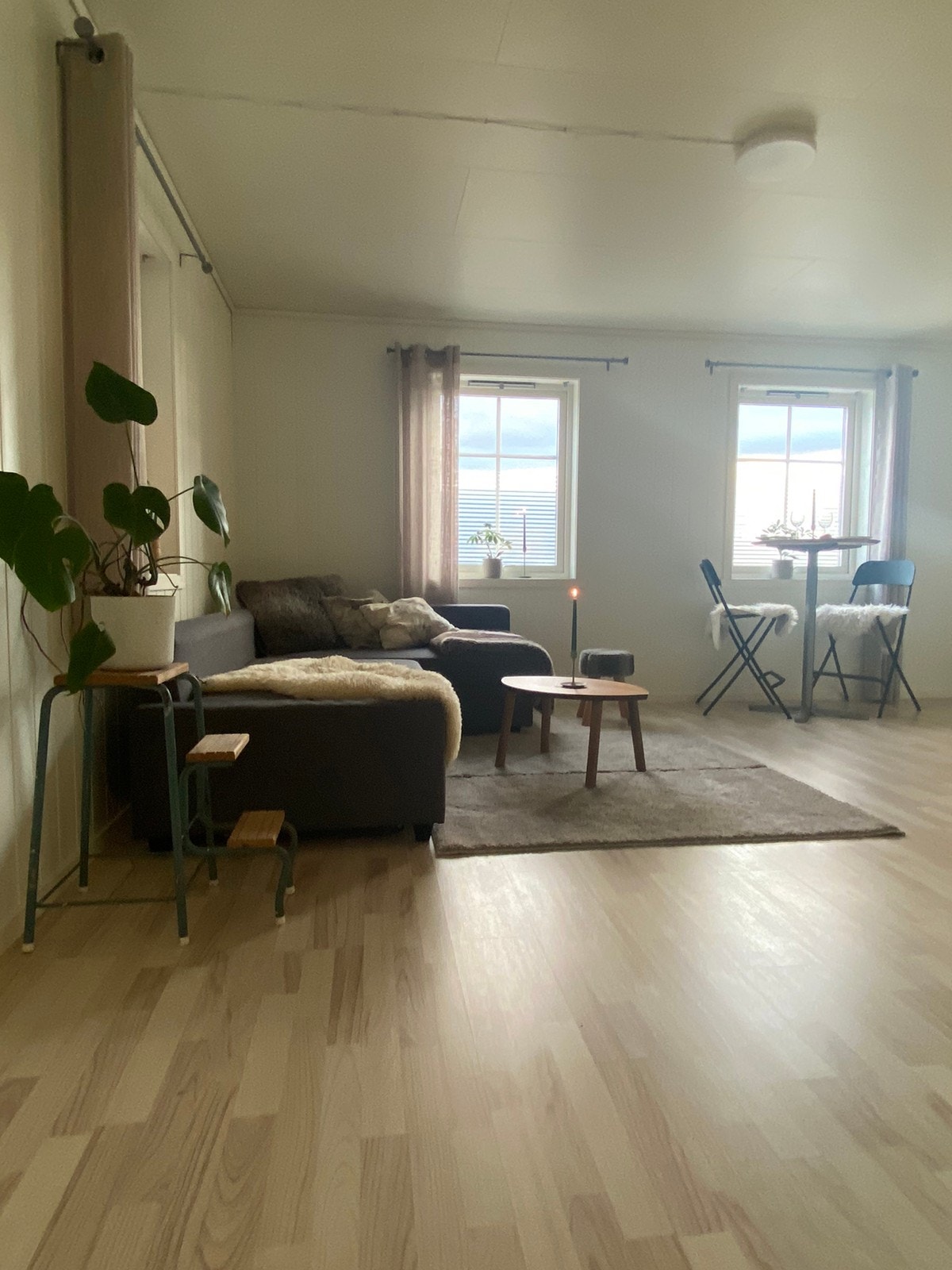 Stue og kjøkken er i samme rom Galleribilde