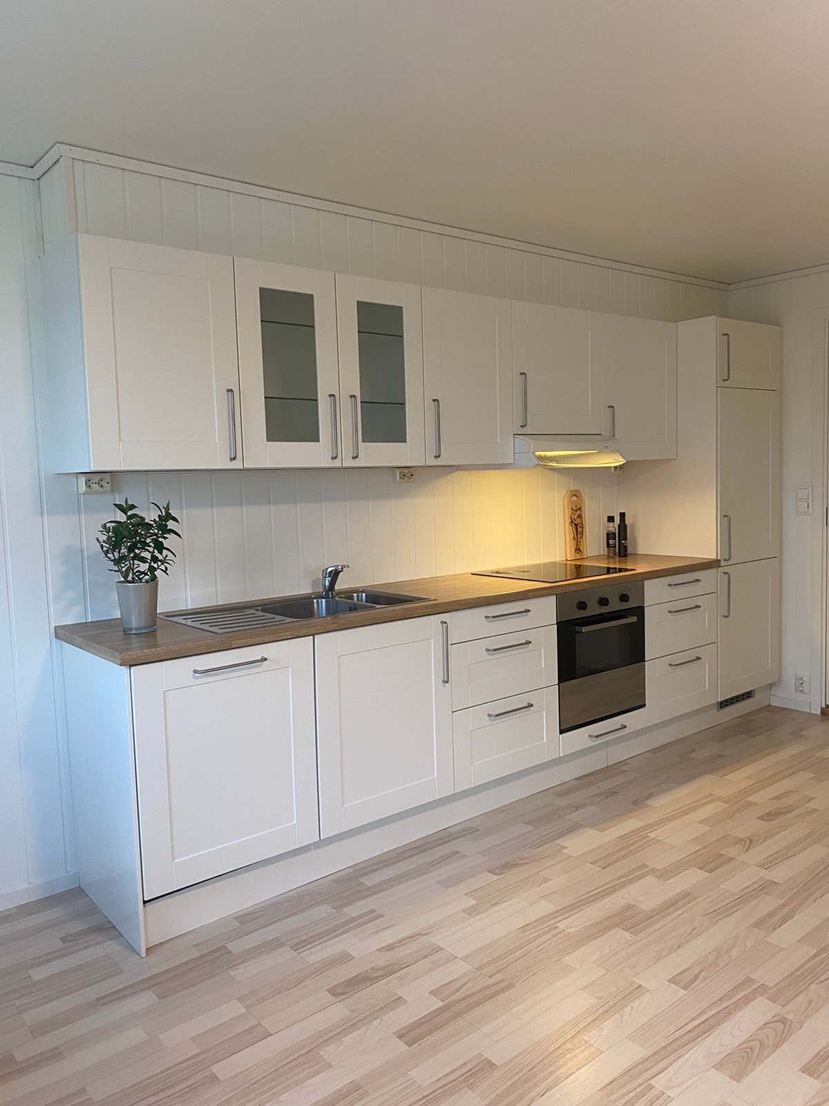 Kjøkken med integrerte hvitevarer. Galleribilde