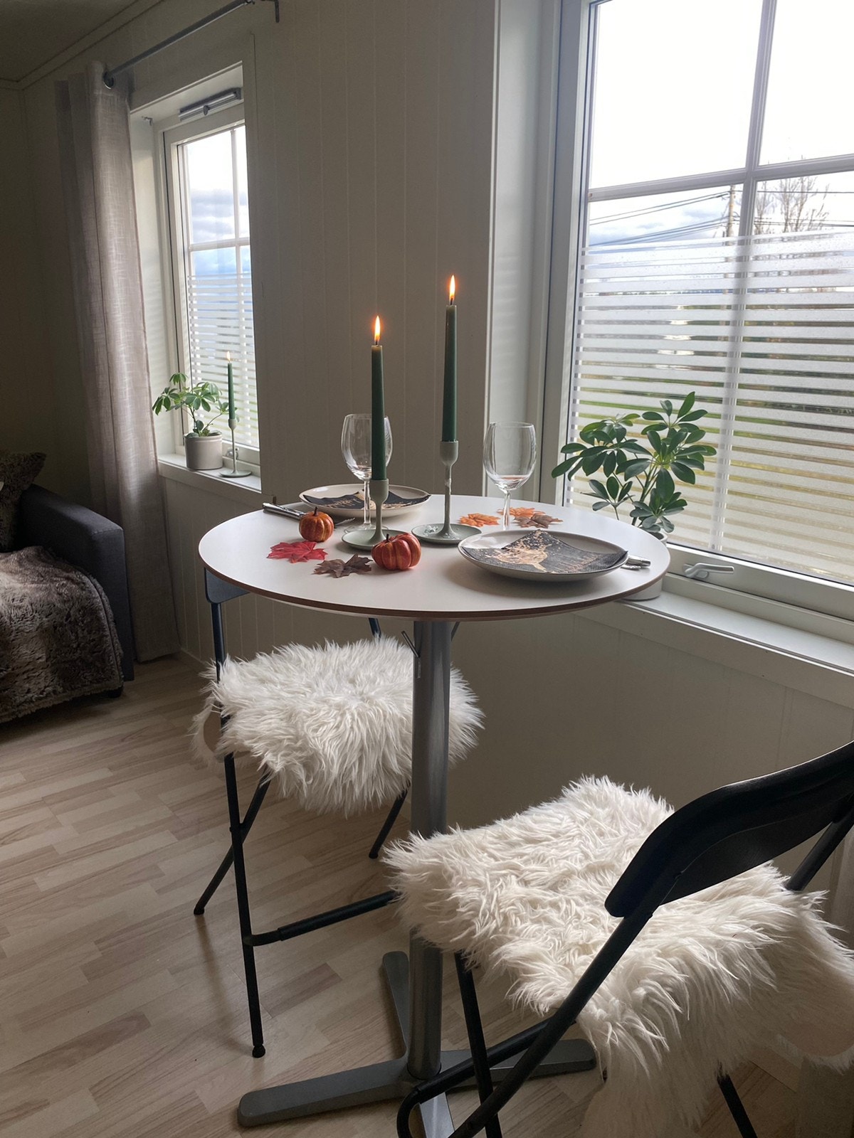 Koselig spiseplass, og det er plass til et større bord enn dette. Galleribilde