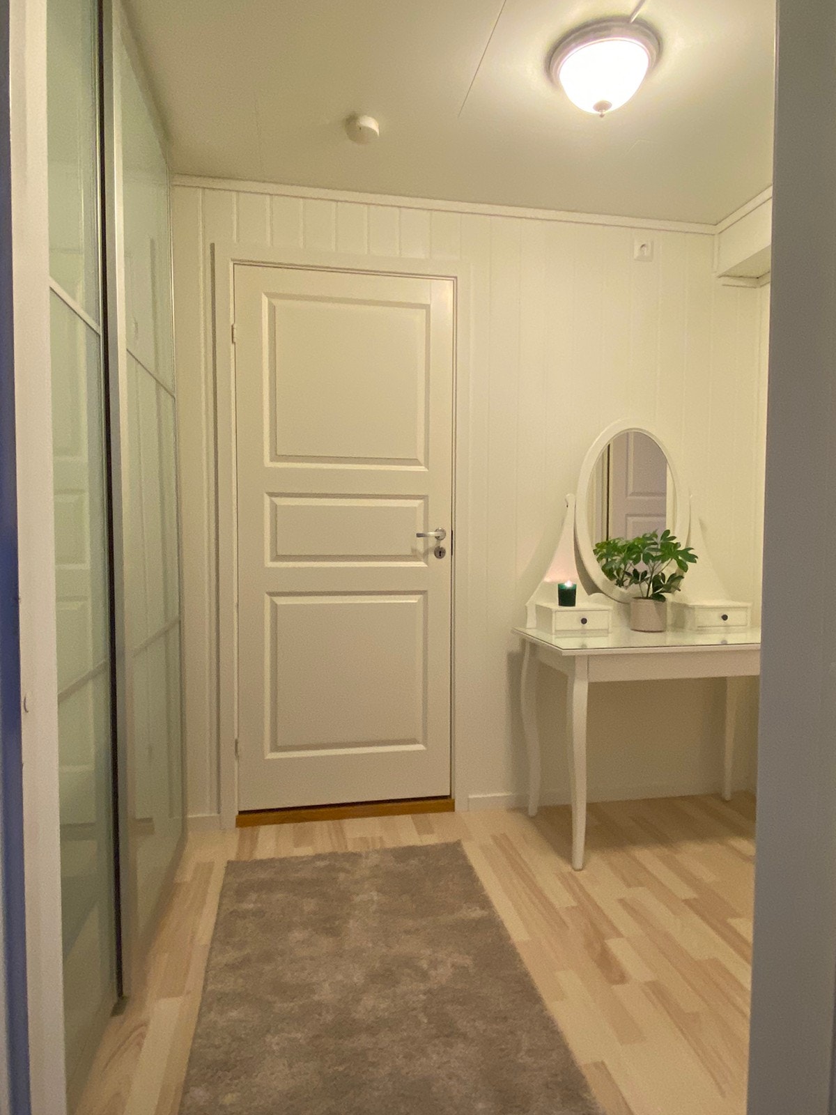 Gang med stor garderobe. Bak døren er en bod, den tok jeg ikke bilde av. Der står varmtvannstanken. Galleribilde